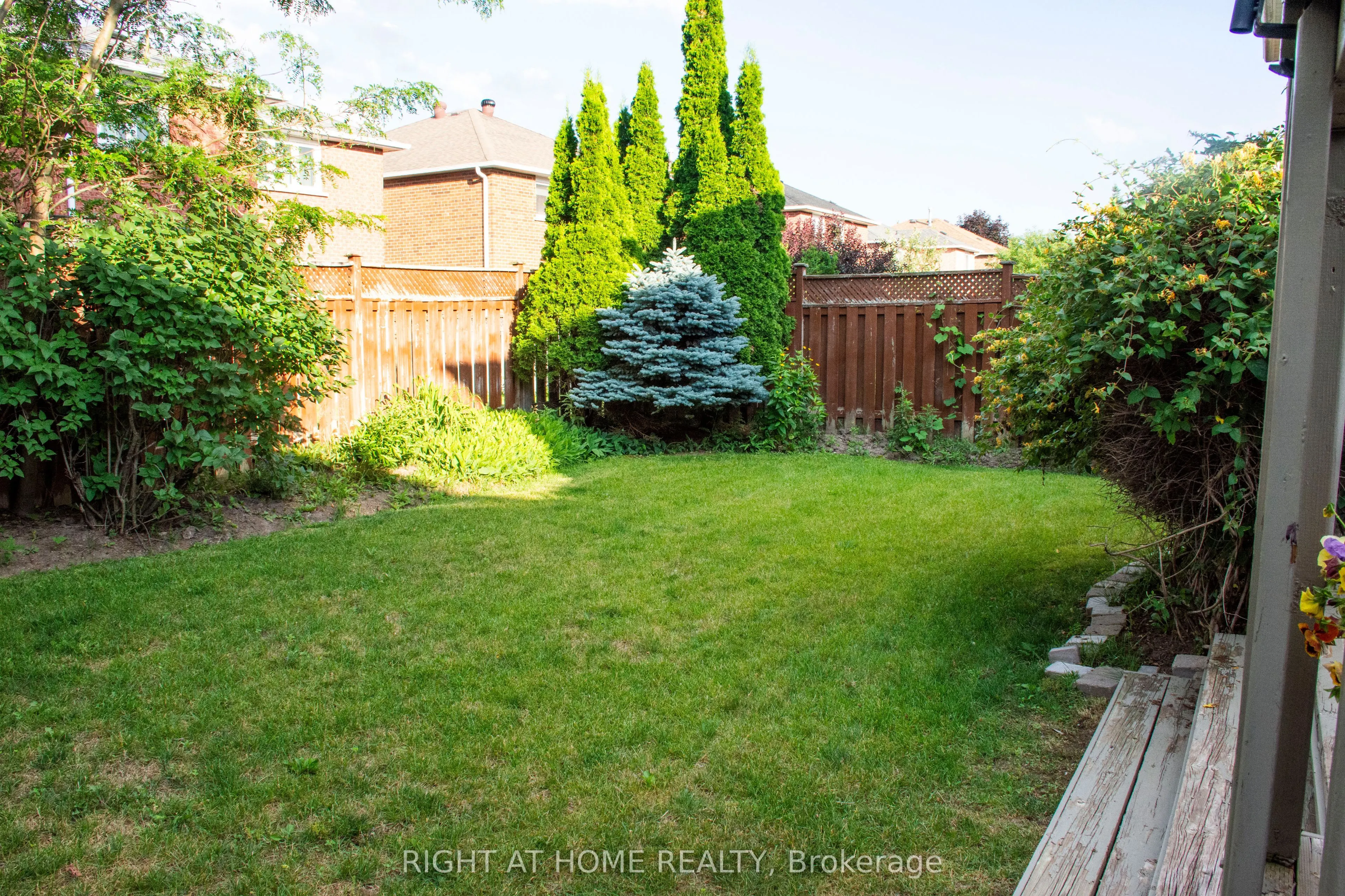 24 Aristotle Drive E