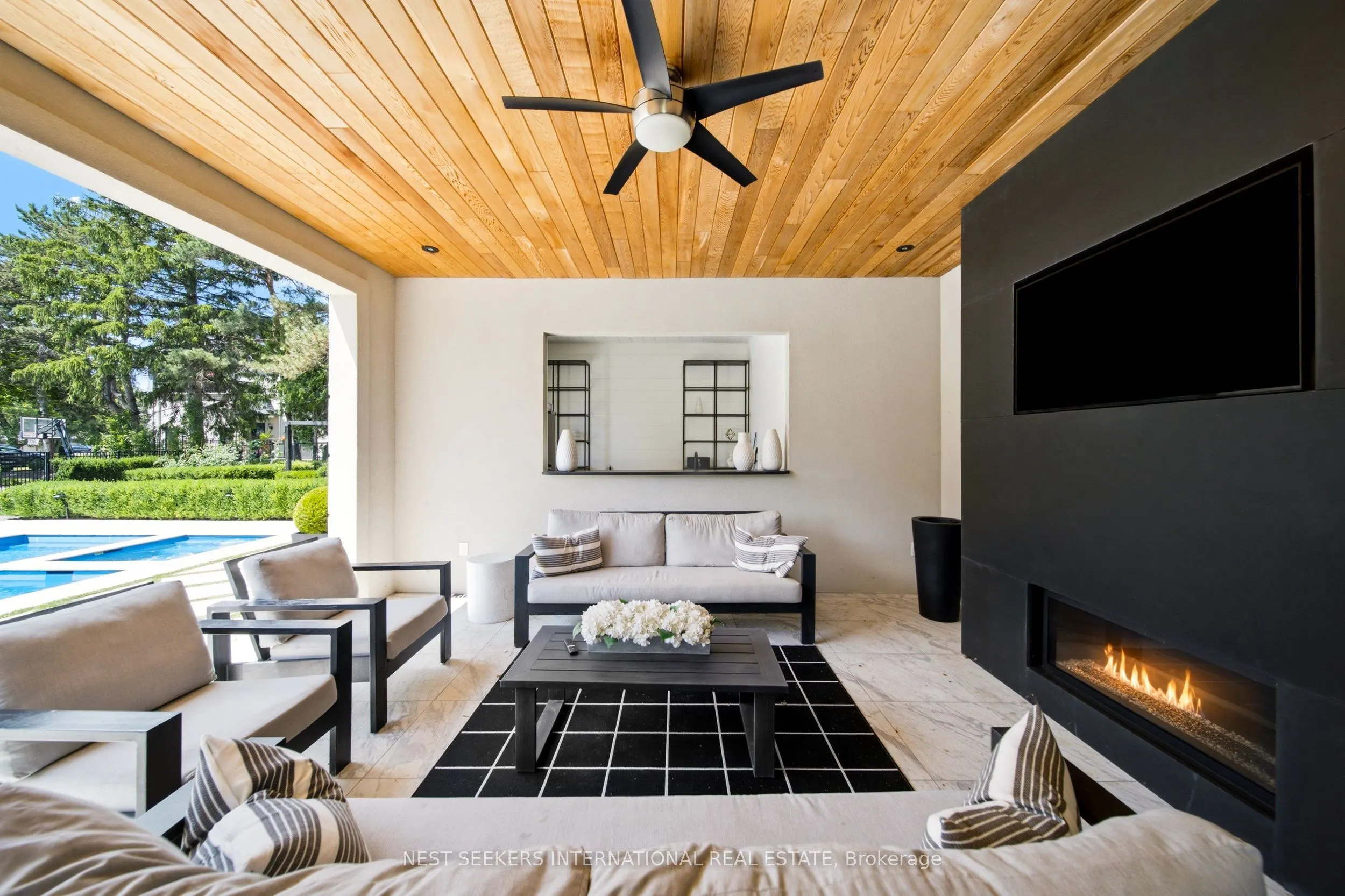6 Forestave Crescent