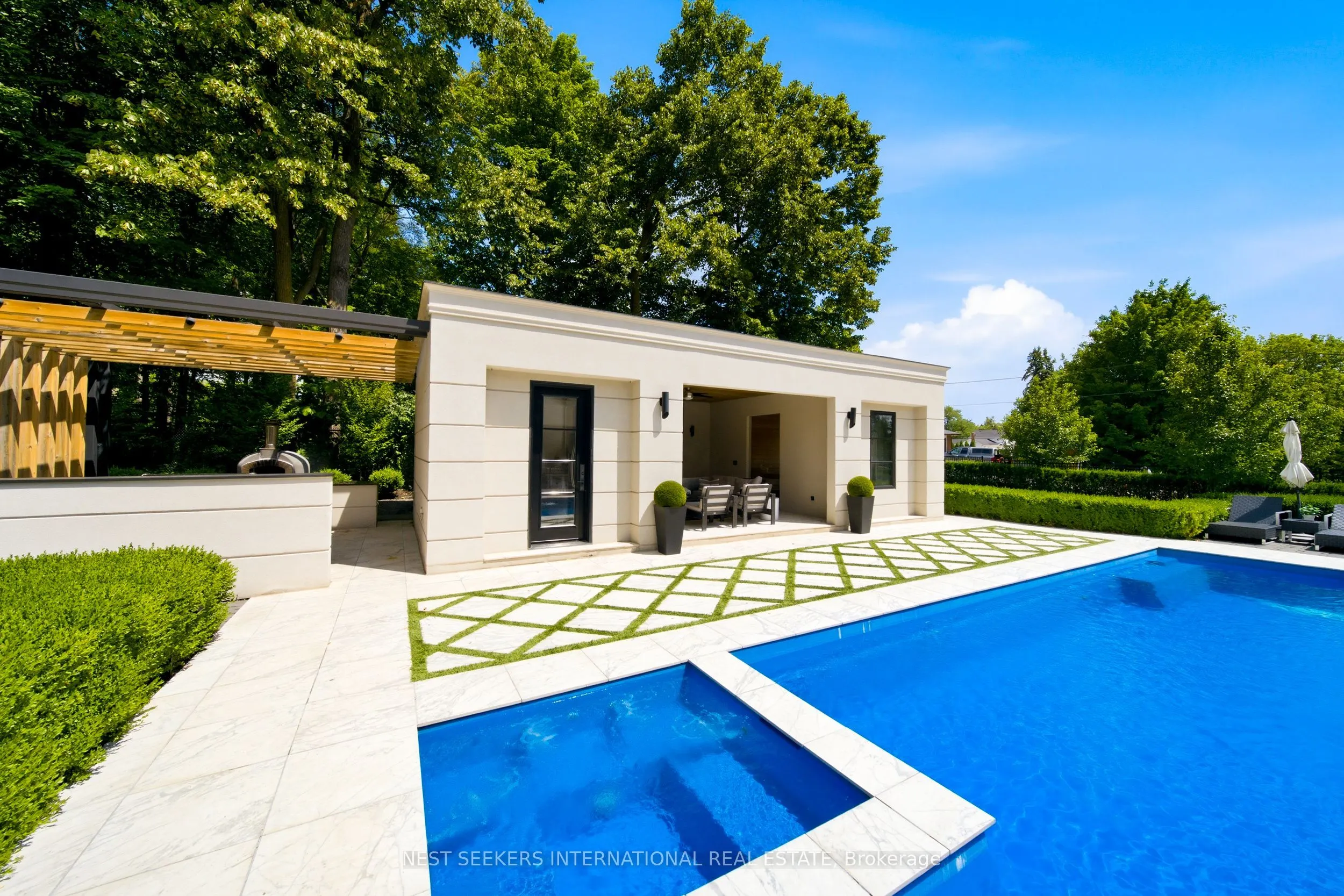 6 Forestave Crescent