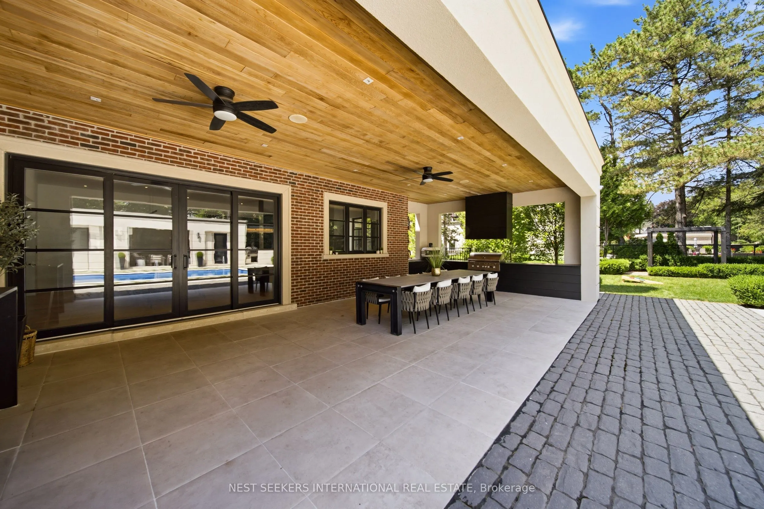6 Forestave Crescent
