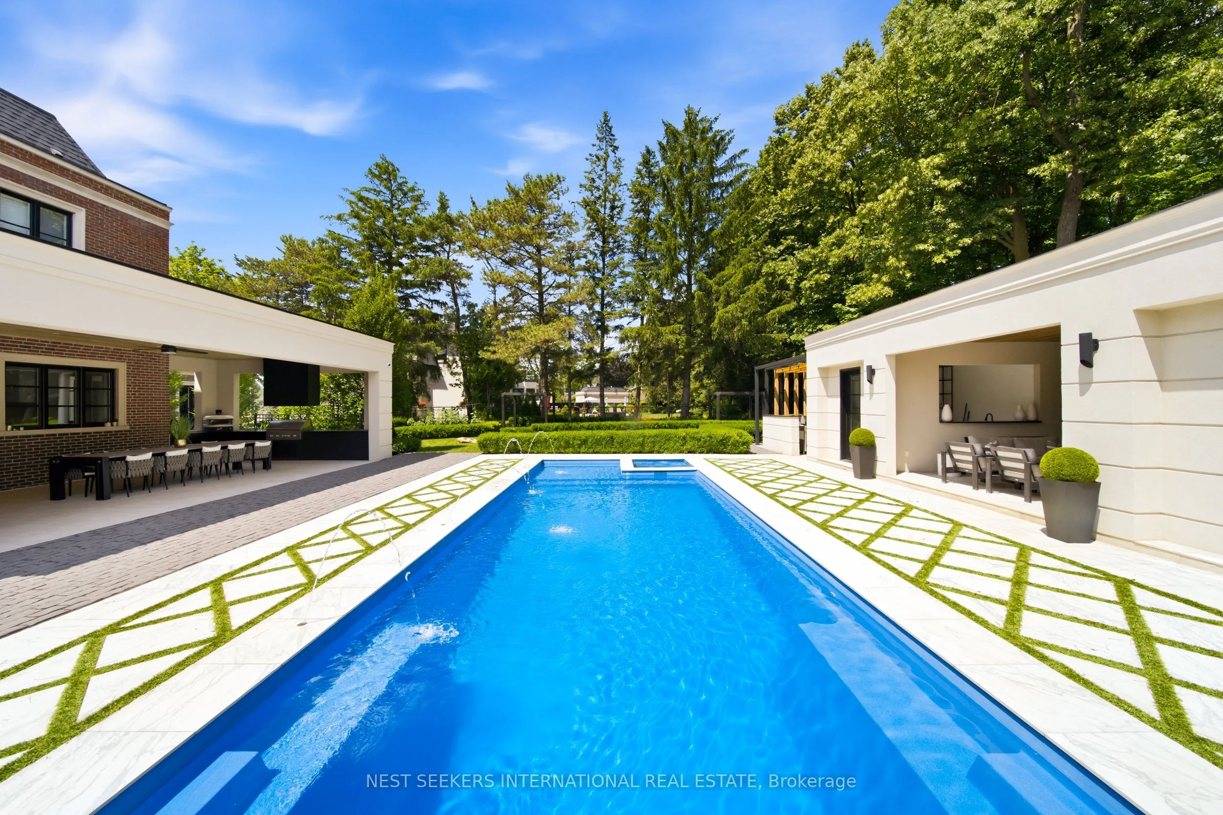 6 Forestave Crescent