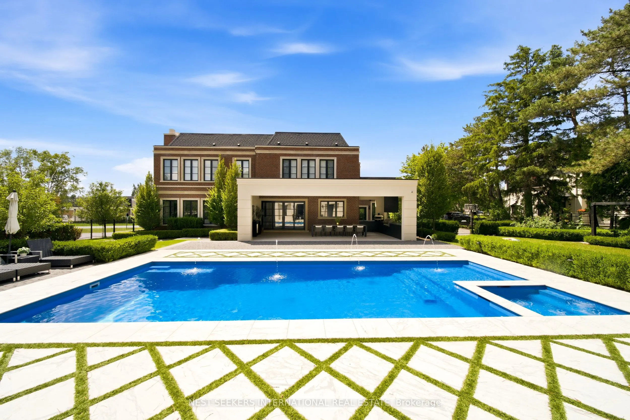 6 Forestave Crescent