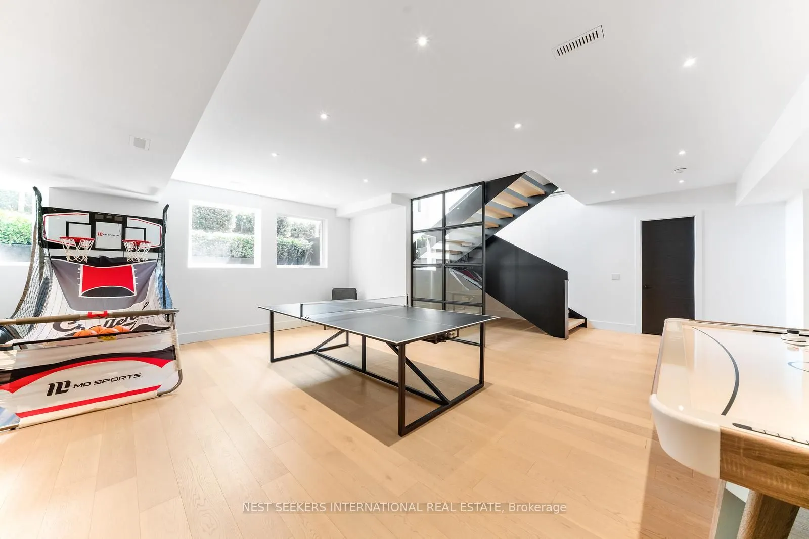 6 Forestave Crescent