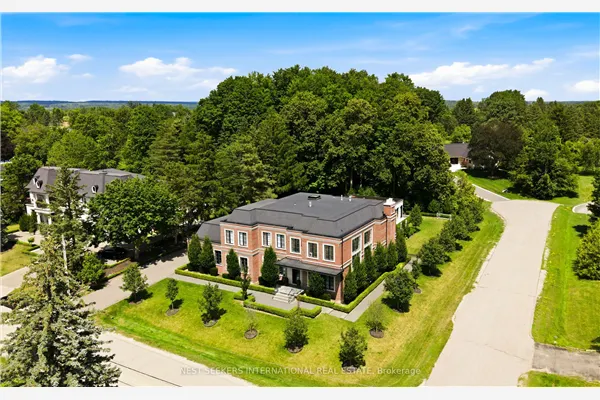 6 Forestave Crescent