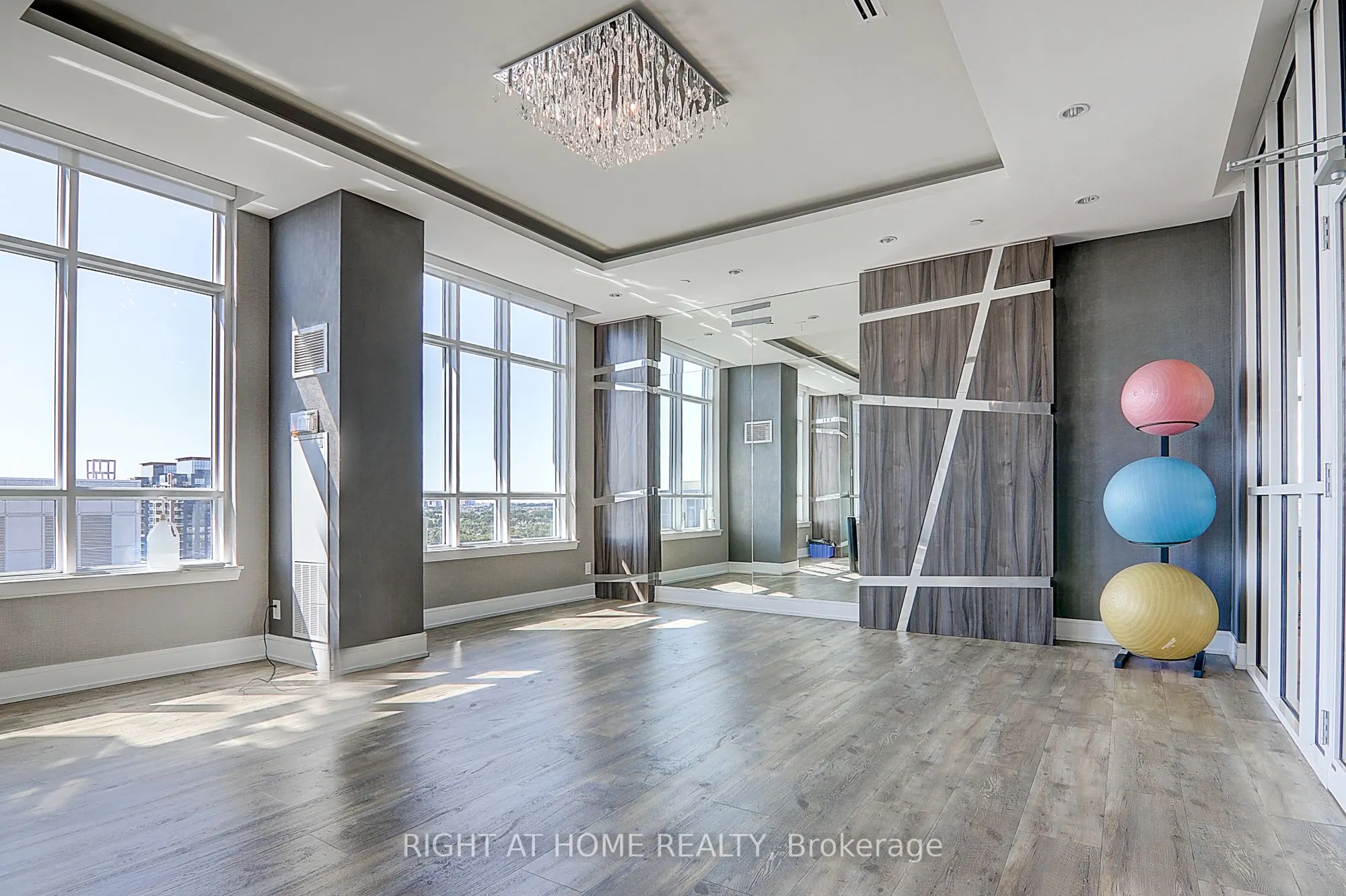 9201 YONGE Street #205