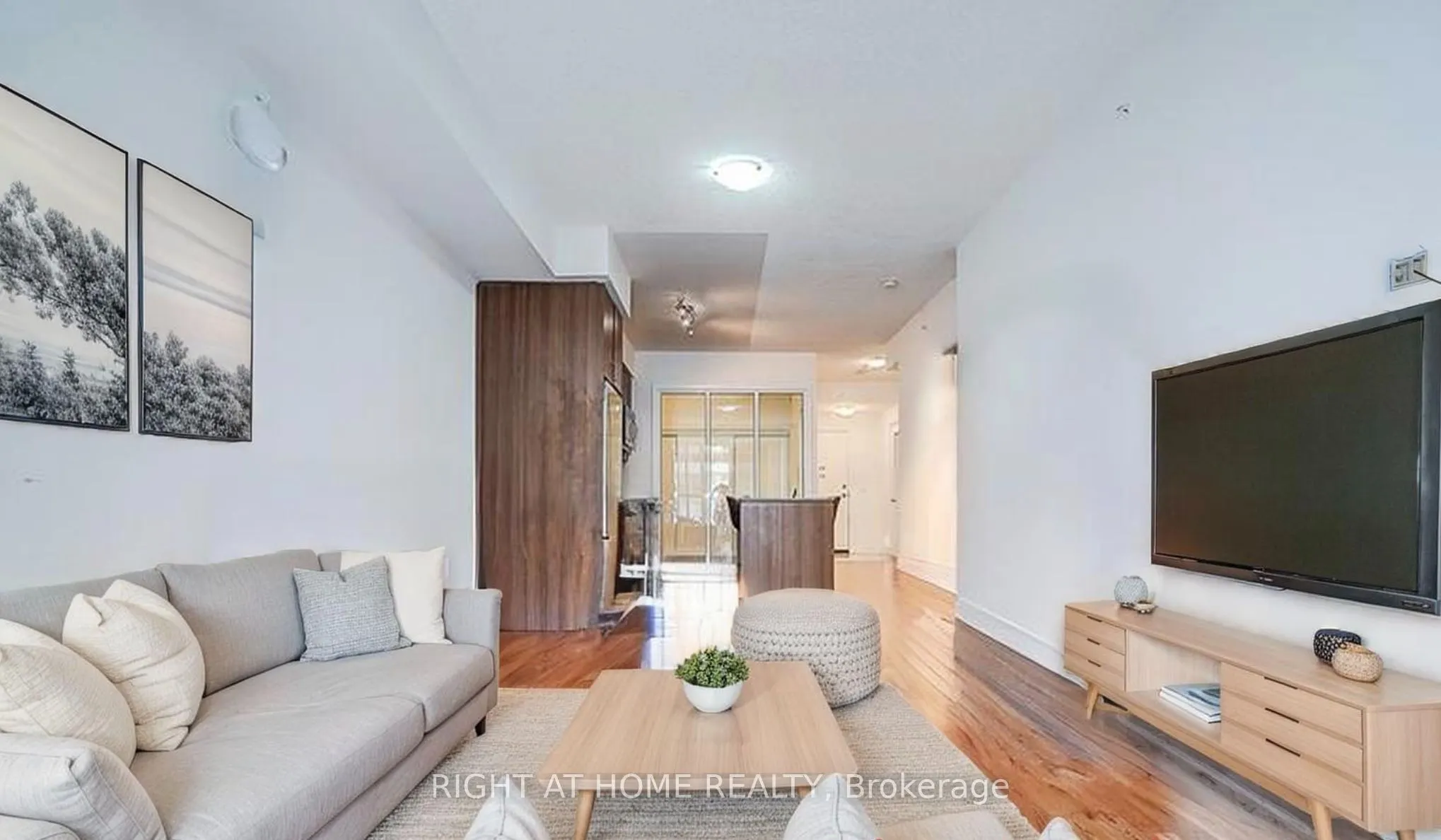 9201 YONGE Street #205