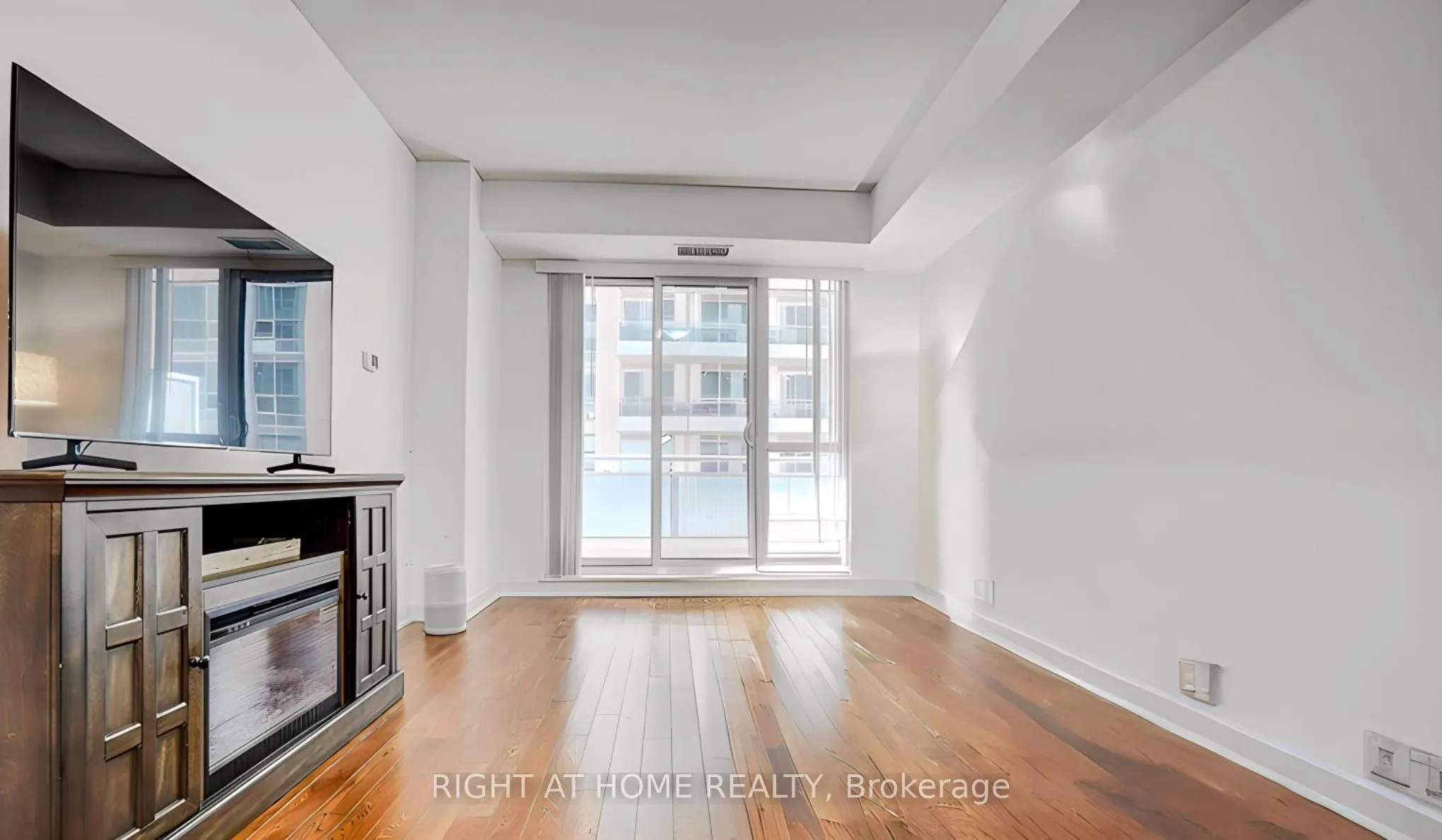 9201 YONGE Street #205