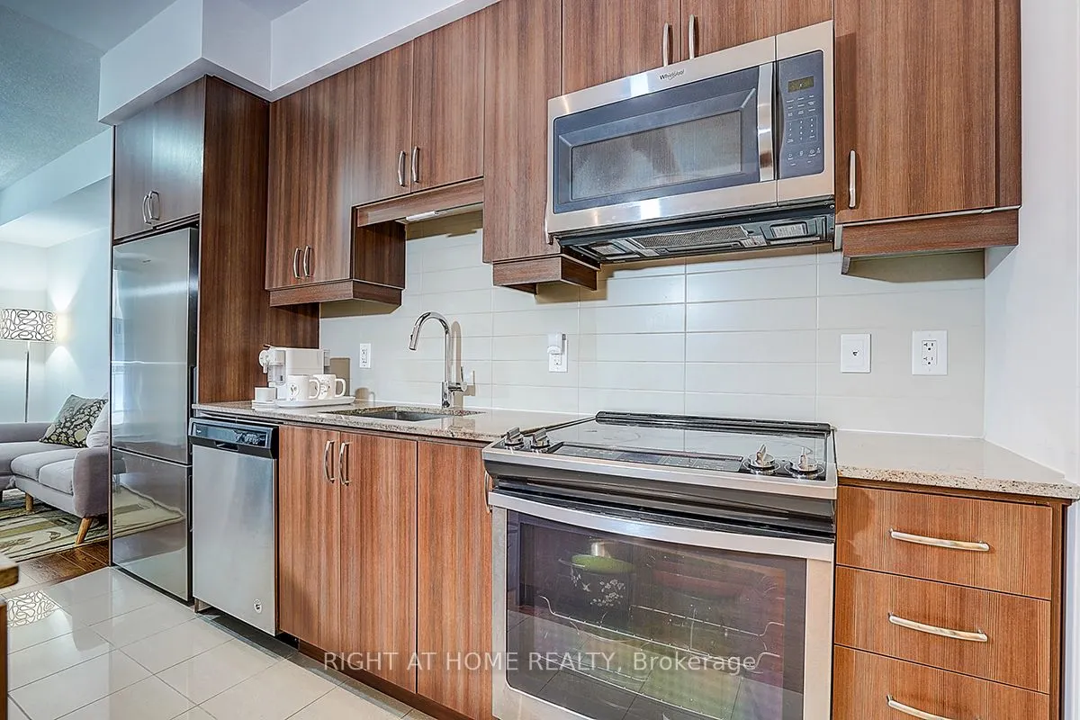 9201 YONGE Street #205