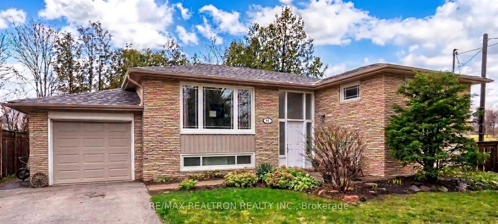 447 Loretta Crescent