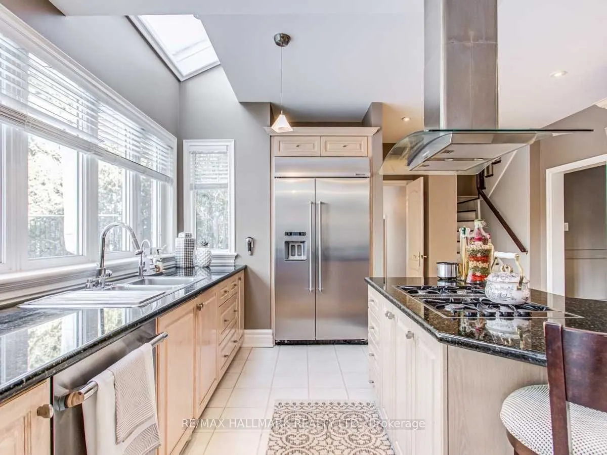 384 Kennedy Street W