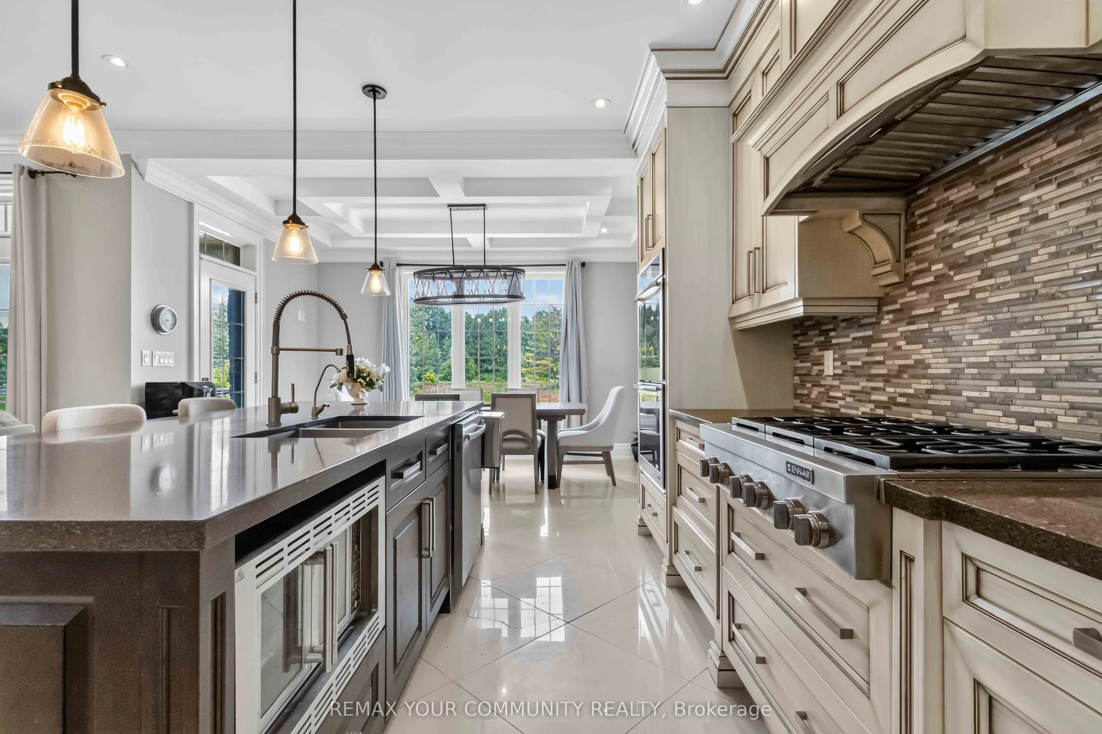 20111 Bathurst Street E
