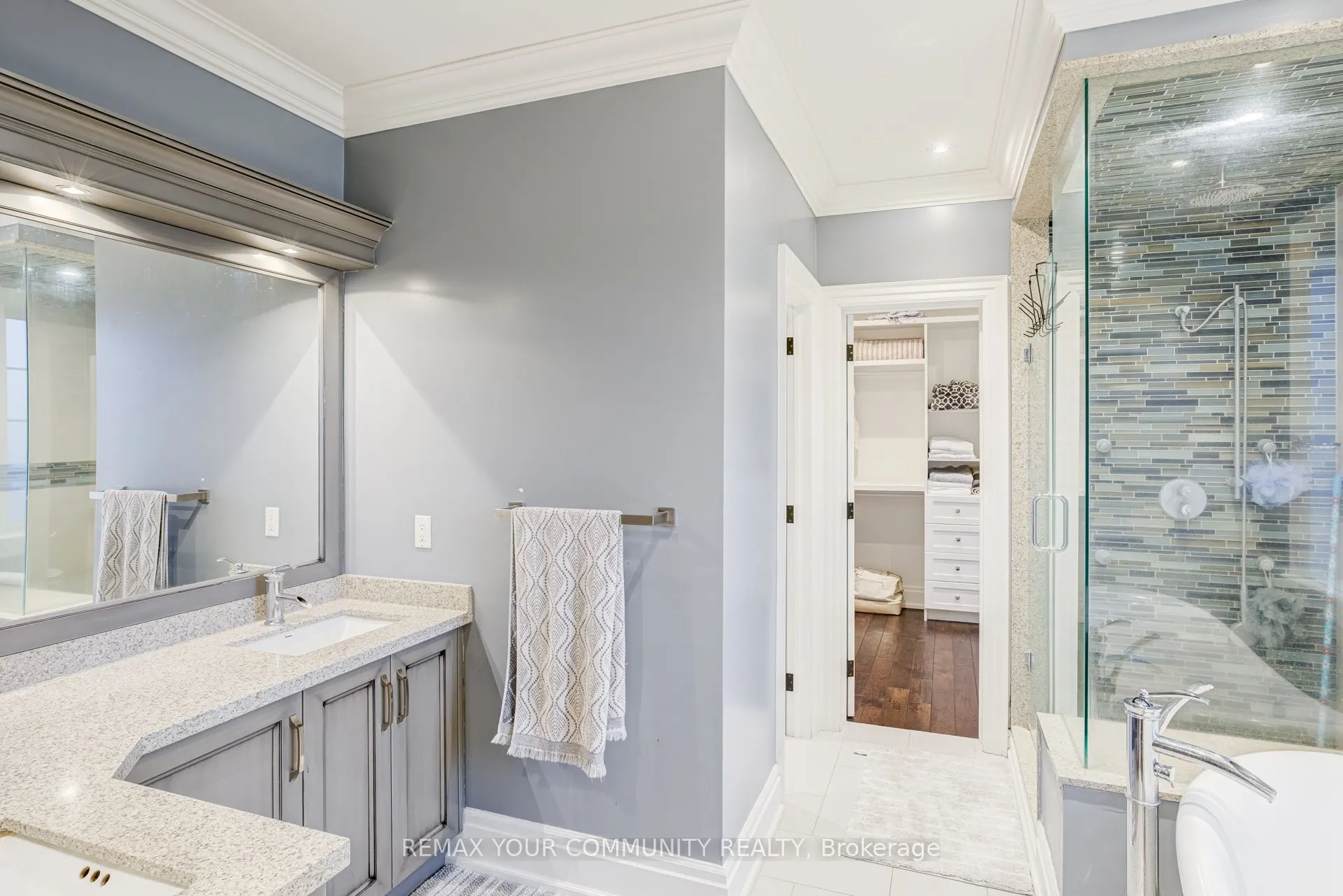 20111 Bathurst Street E