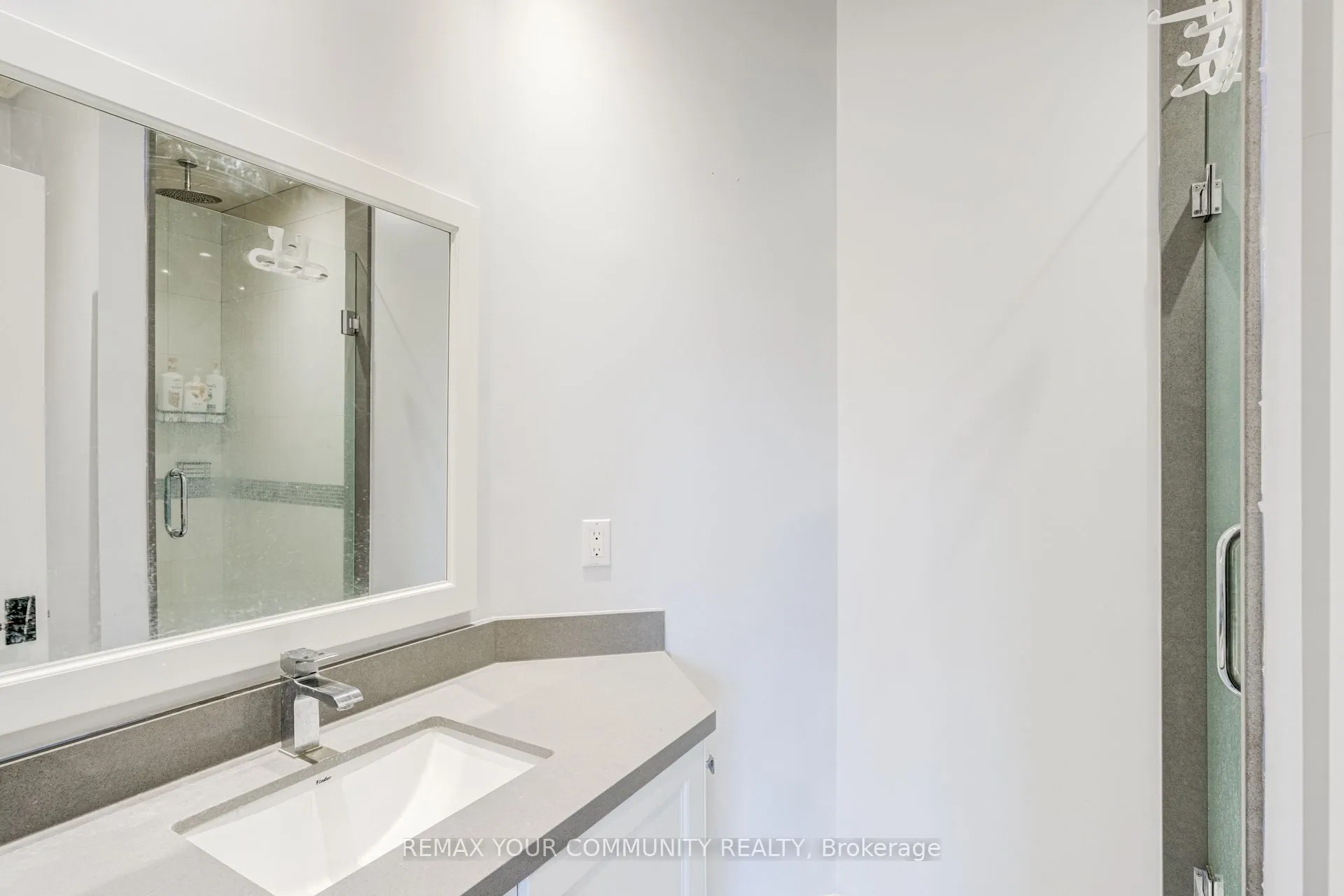 20111 Bathurst Street E