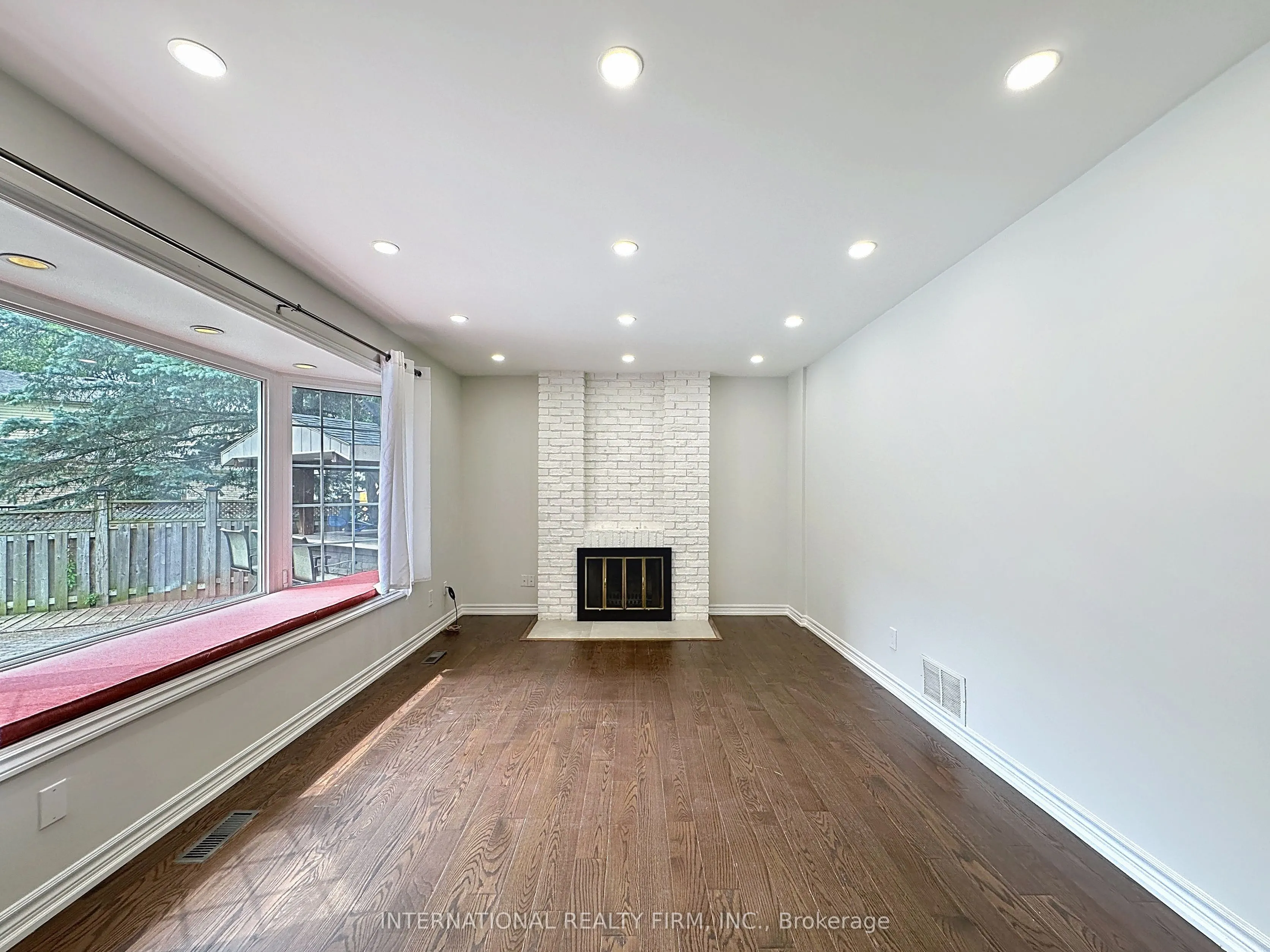 21 Mayvern Crescent