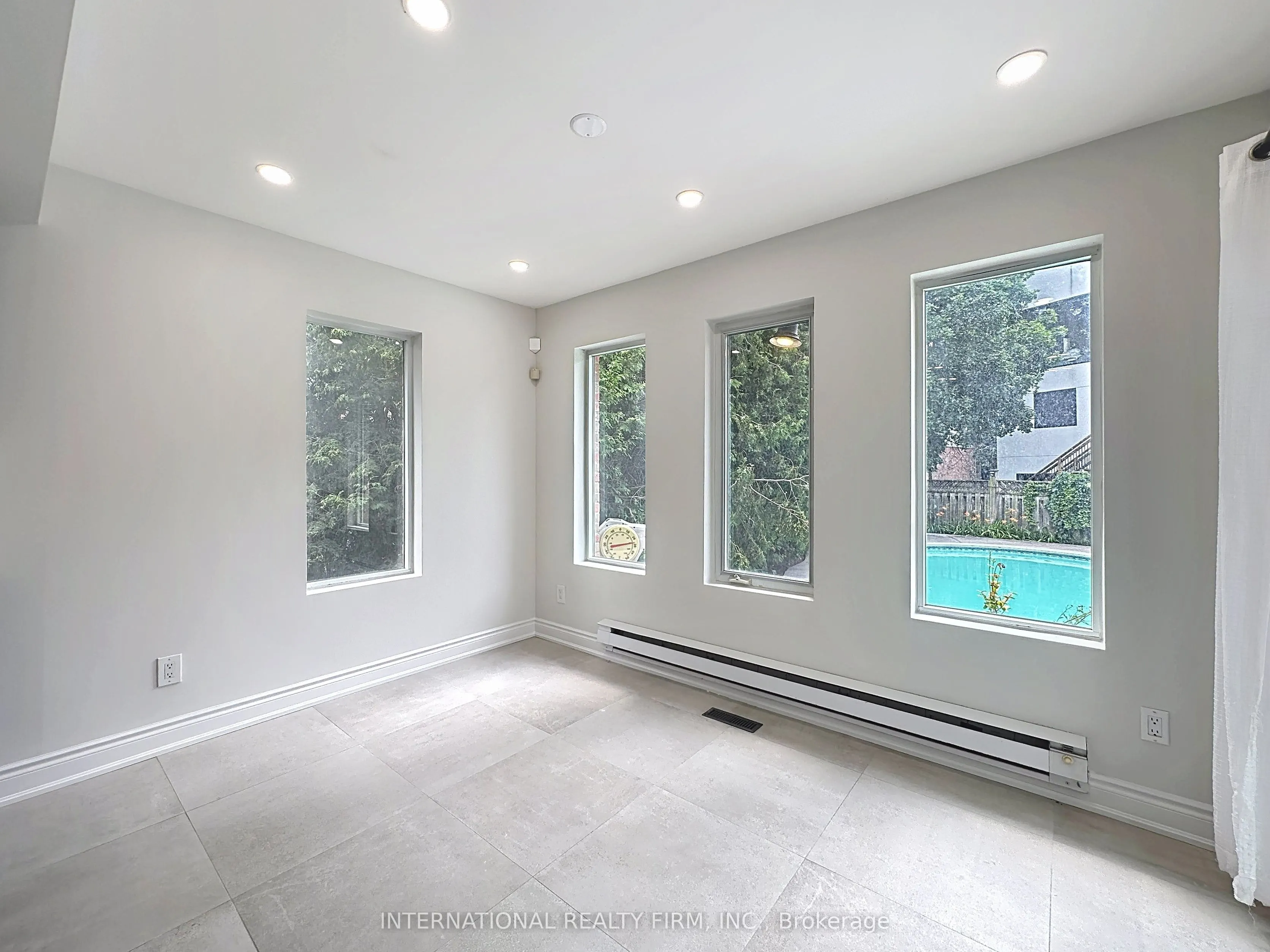21 Mayvern Crescent