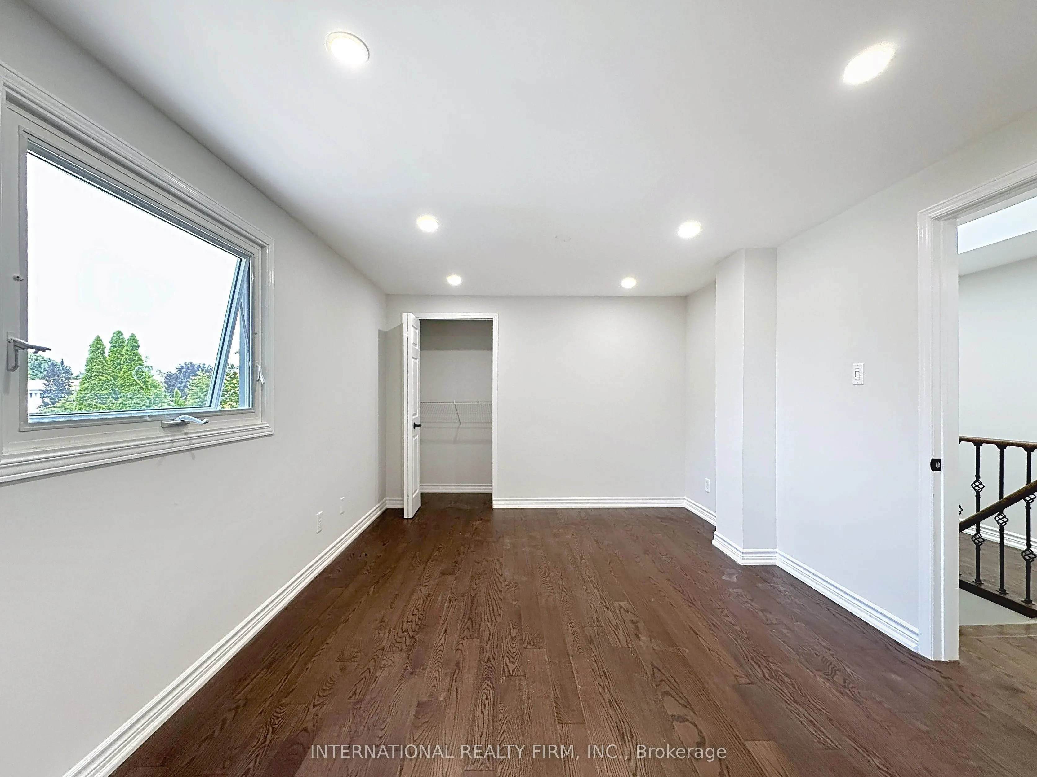 21 Mayvern Crescent