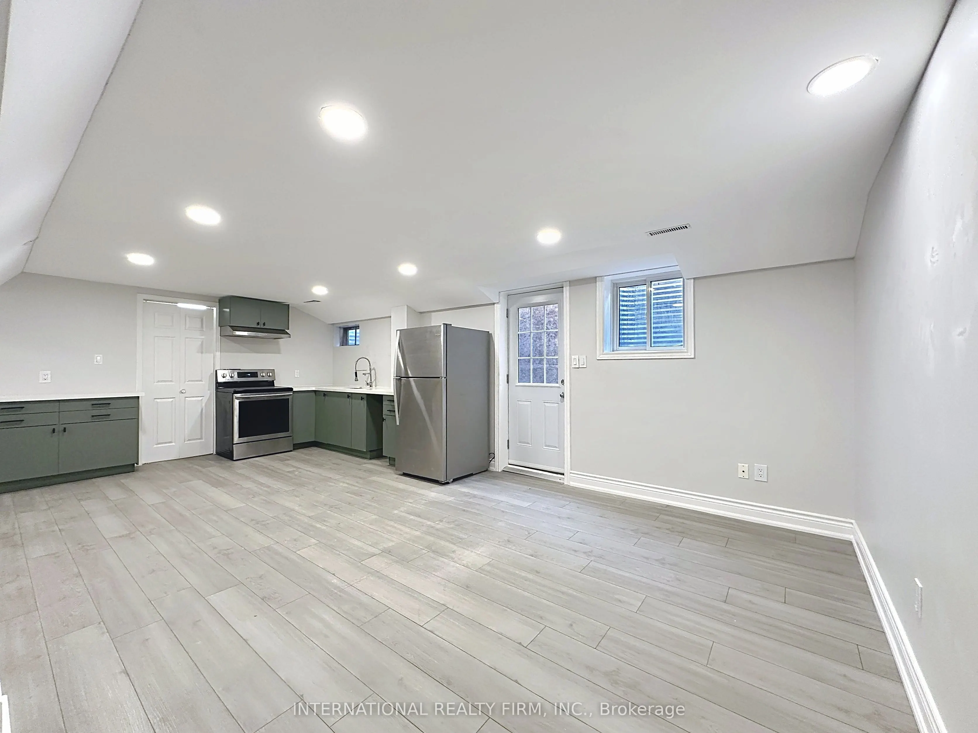 21 Mayvern Crescent
