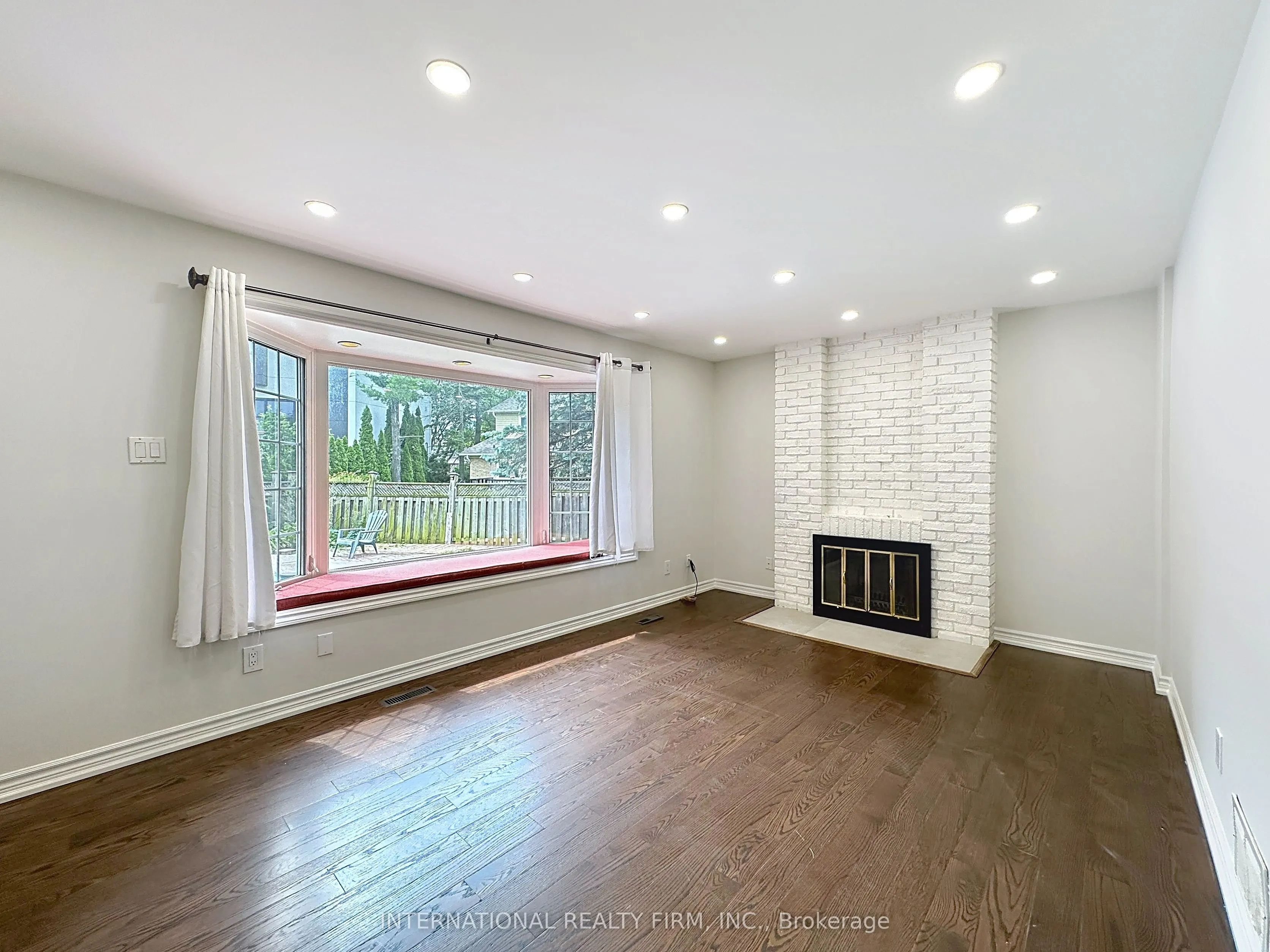 21 Mayvern Crescent