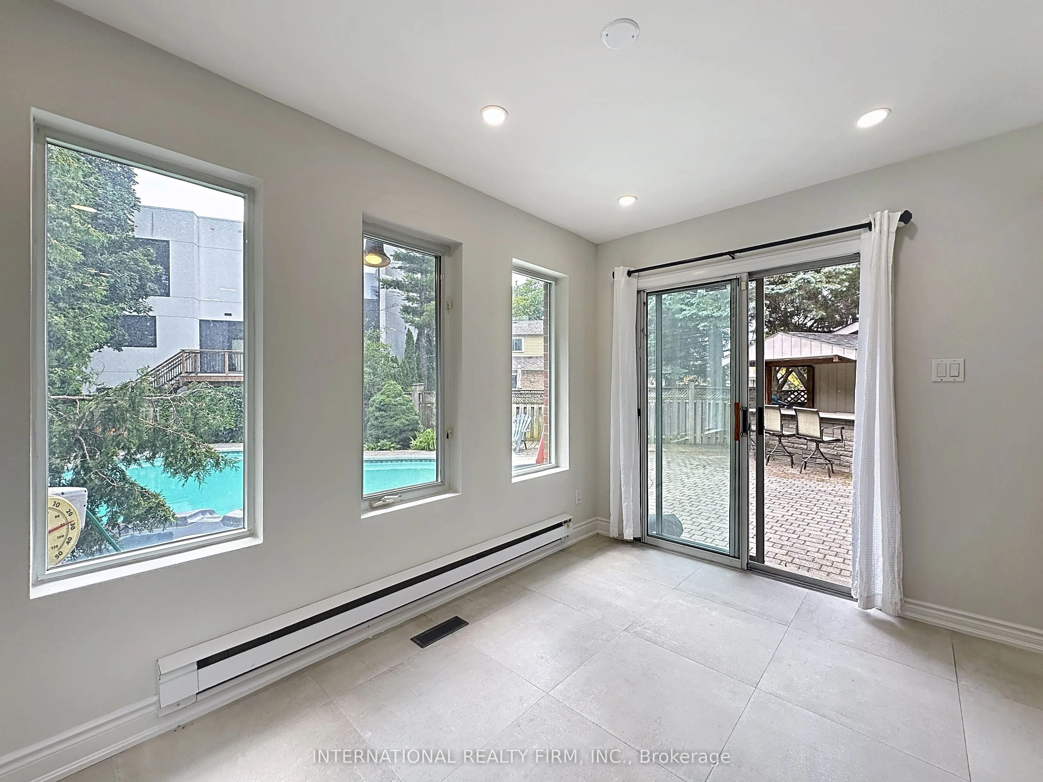21 Mayvern Crescent