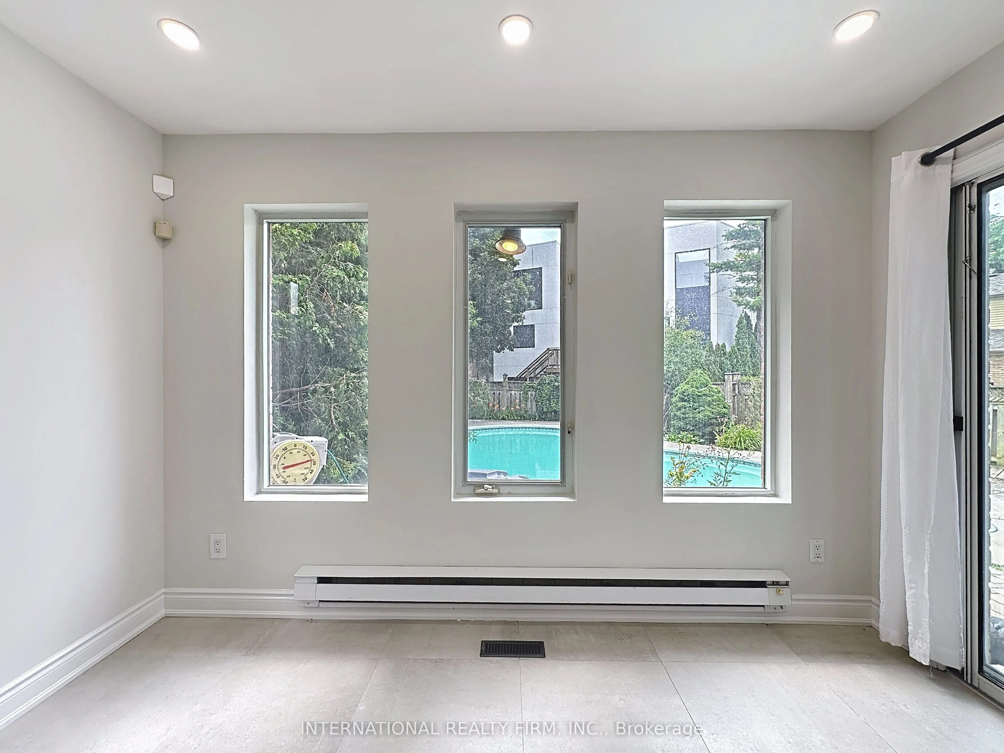 21 Mayvern Crescent
