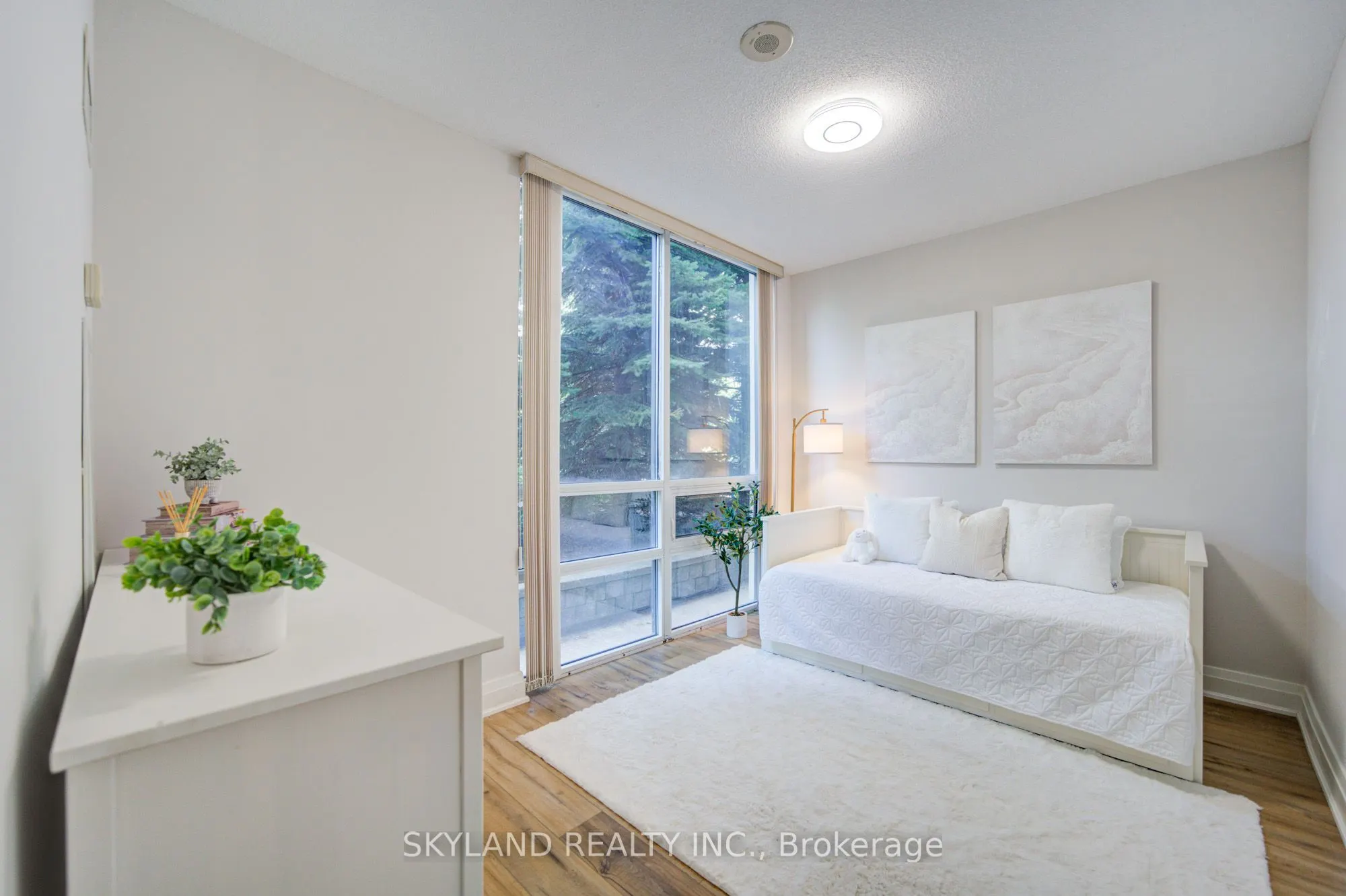520 Steeles Avenue W #102