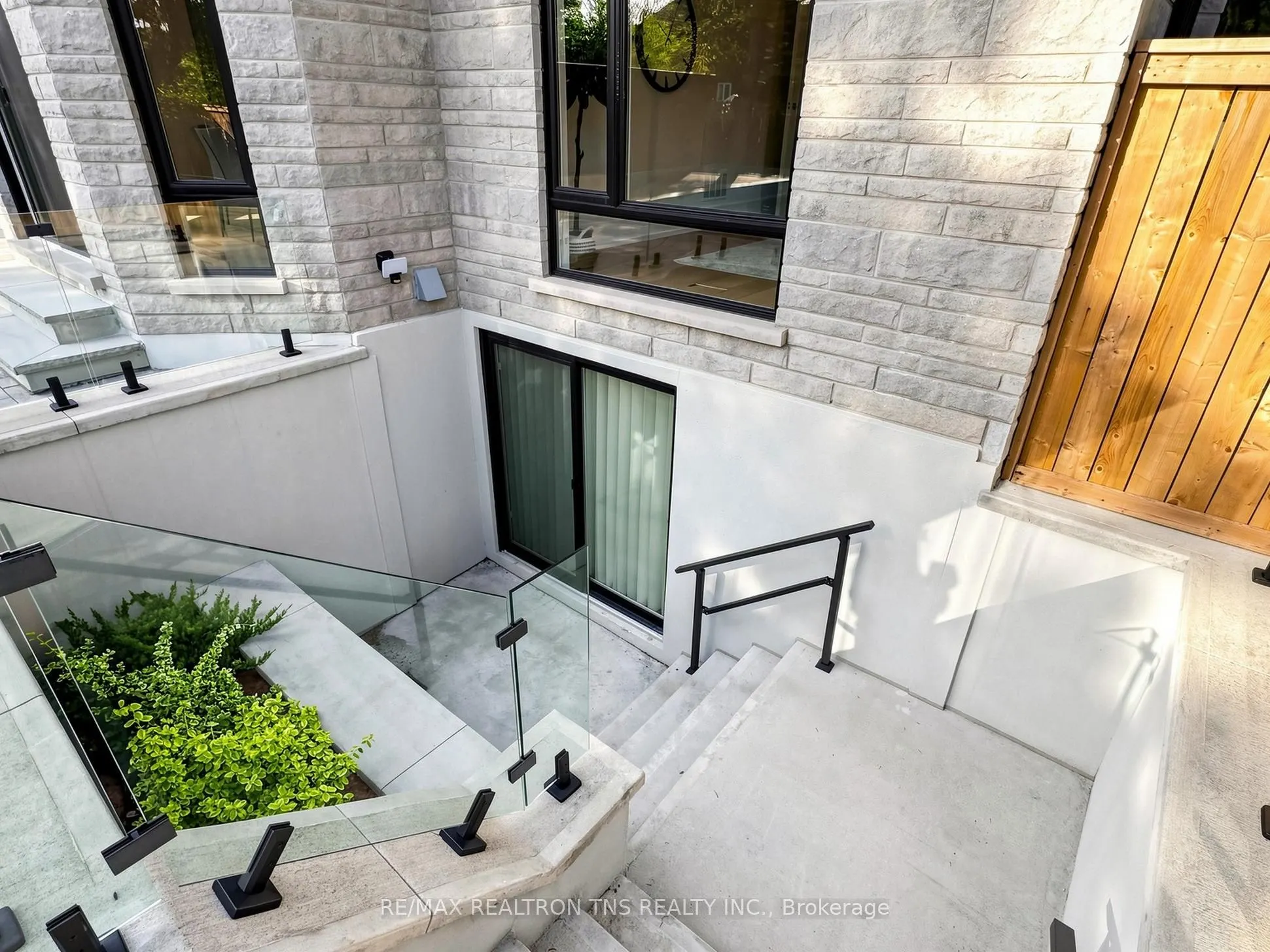 2 Eastgate Crescent