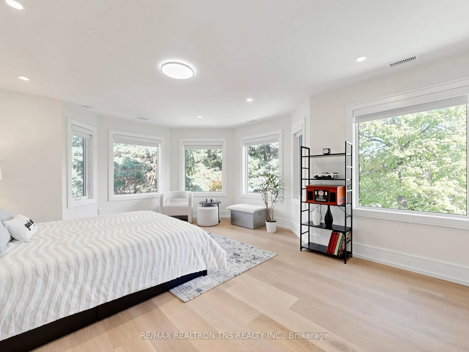 2 Eastgate Crescent
