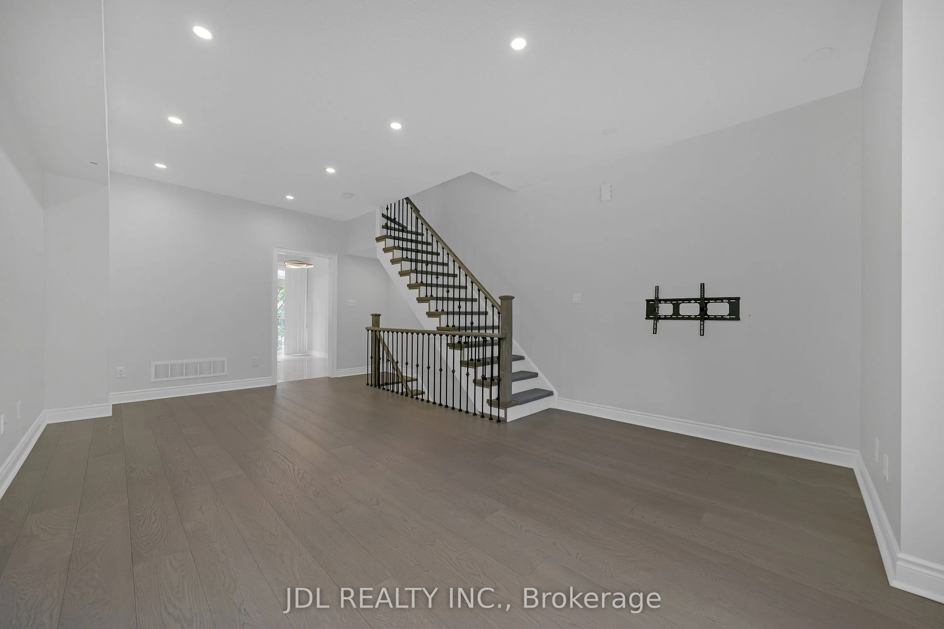 25 Galleria Parkway #23