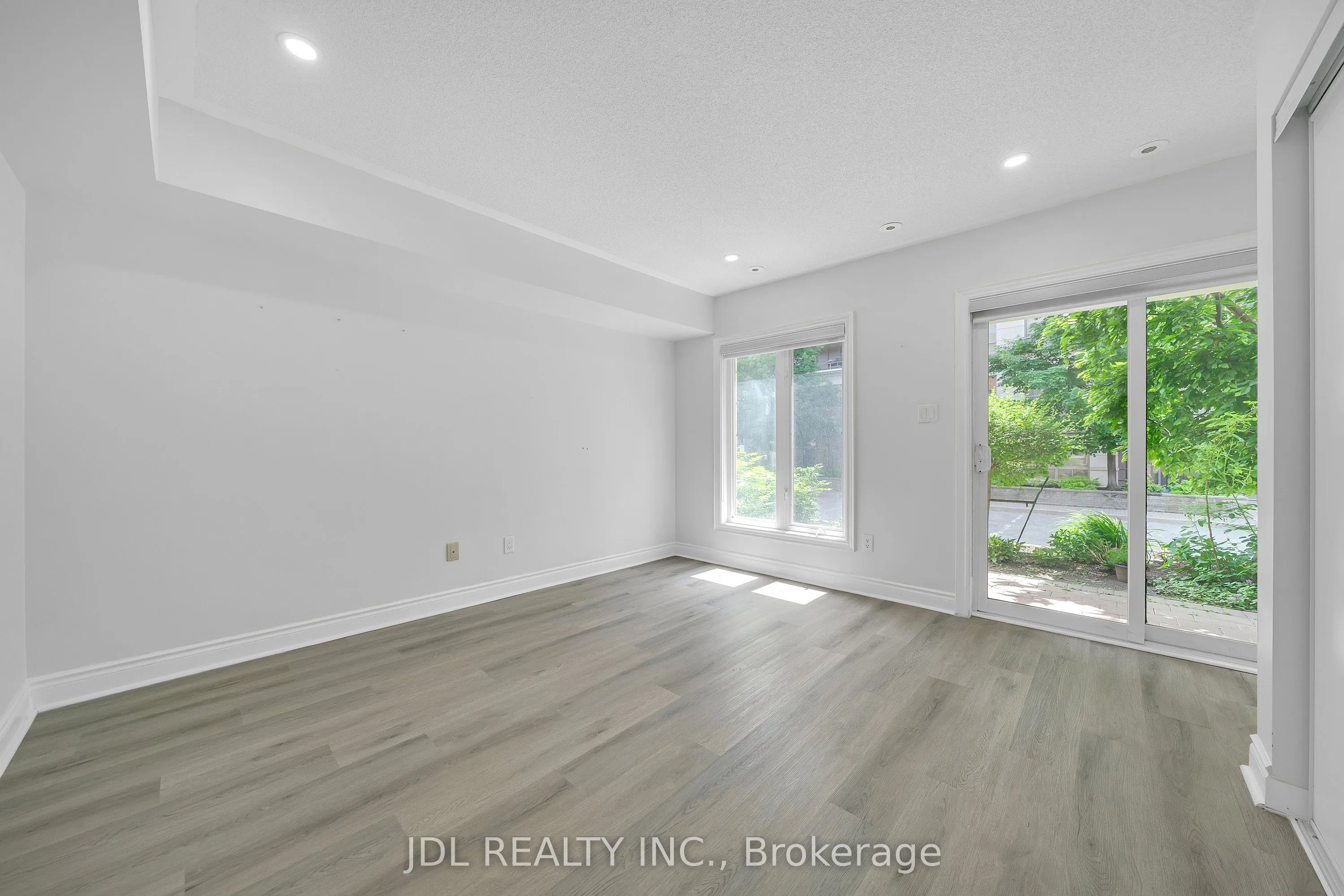 25 Galleria Parkway #23