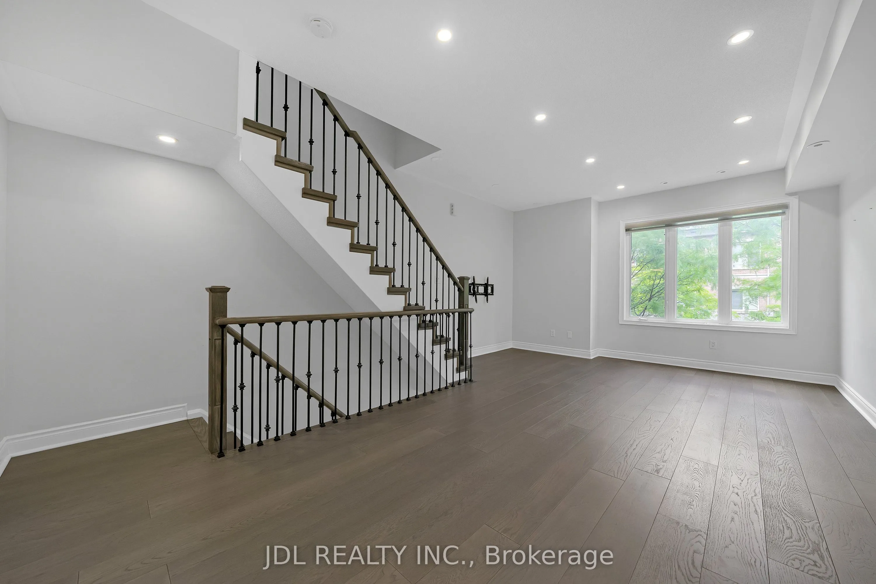 25 Galleria Parkway #23
