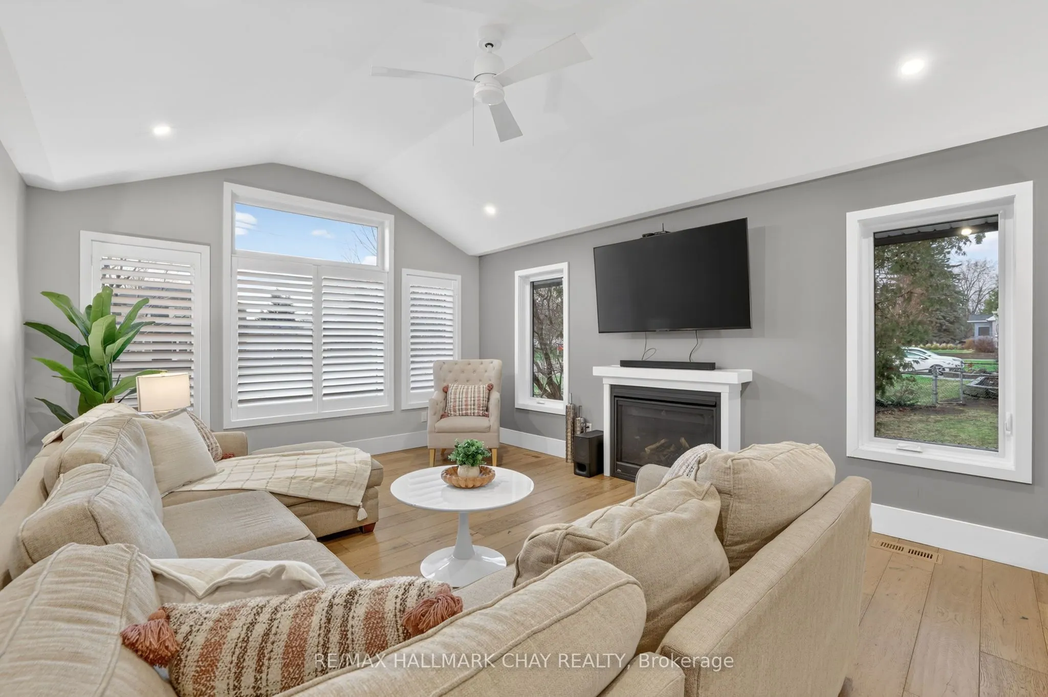 1587 Mount Albert Road