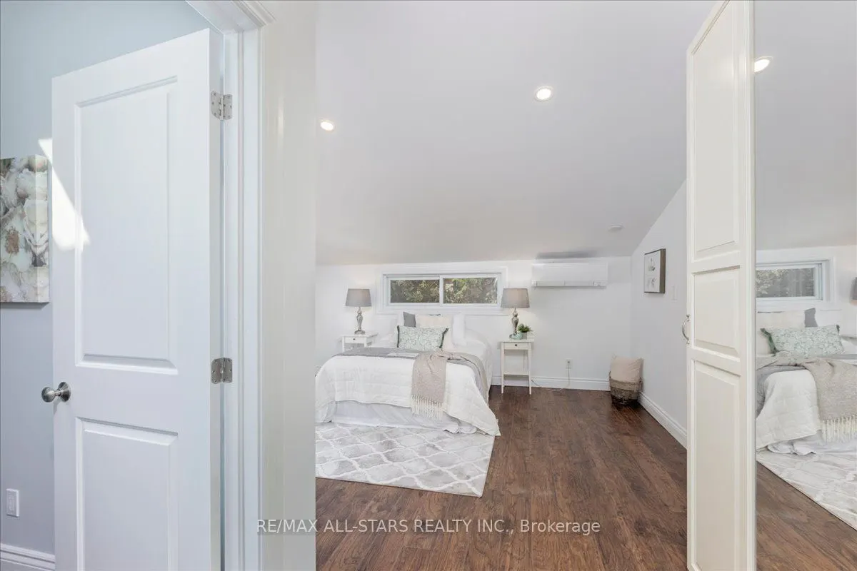 35 Lake Drive E