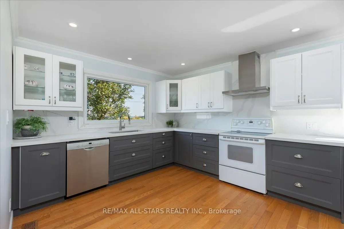 35 Lake Drive E