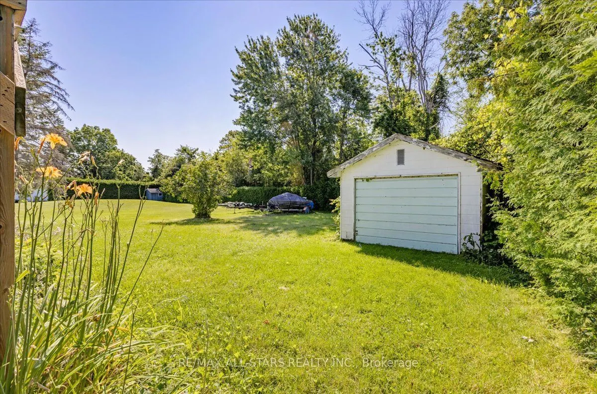 35 Lake Drive E
