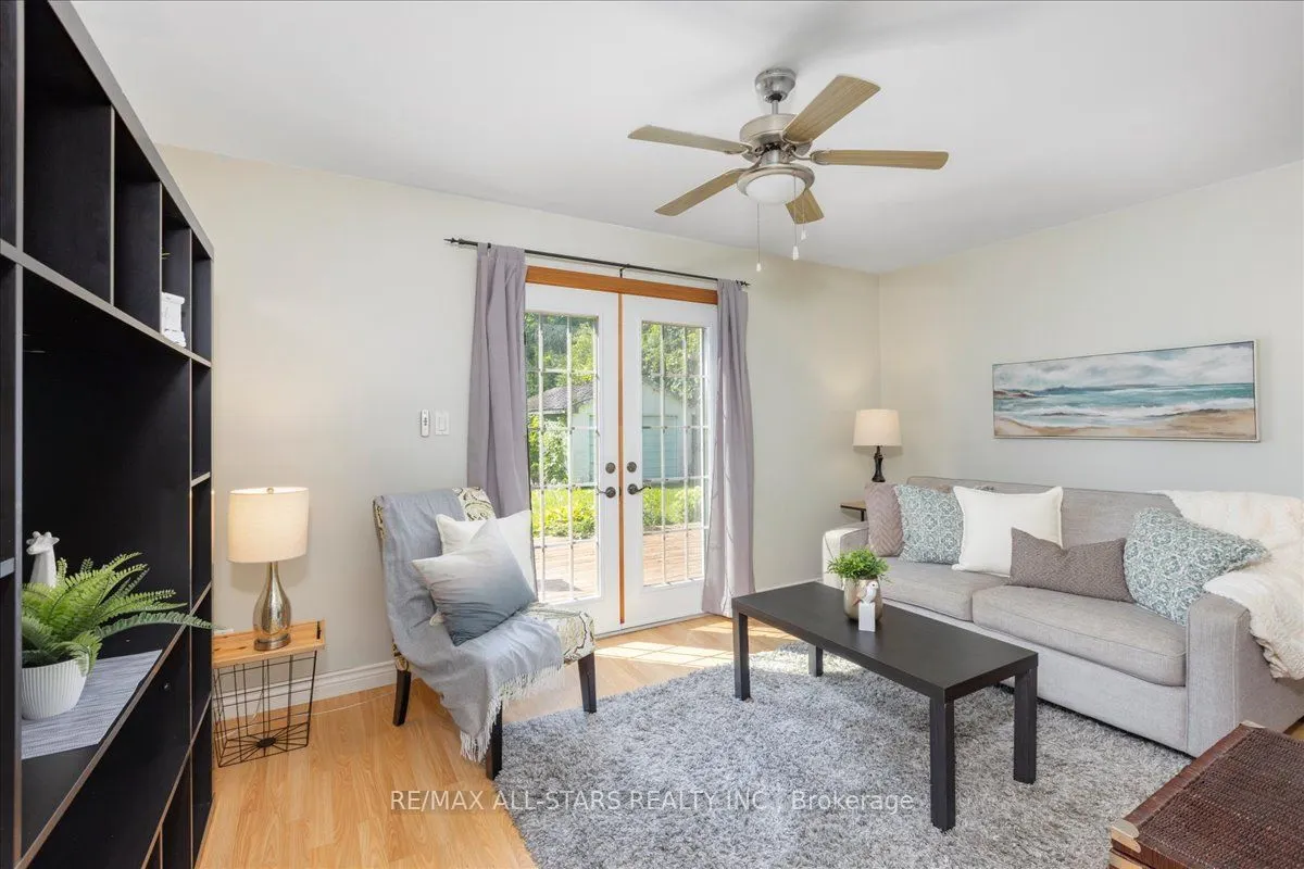 35 Lake Drive E