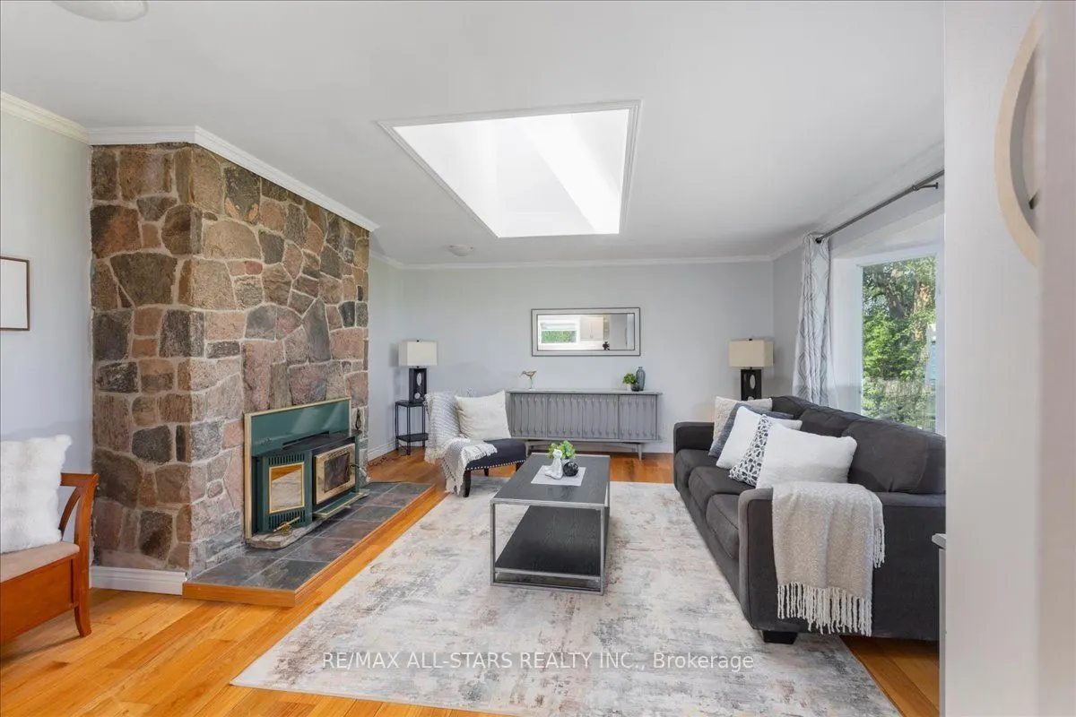35 Lake Drive E