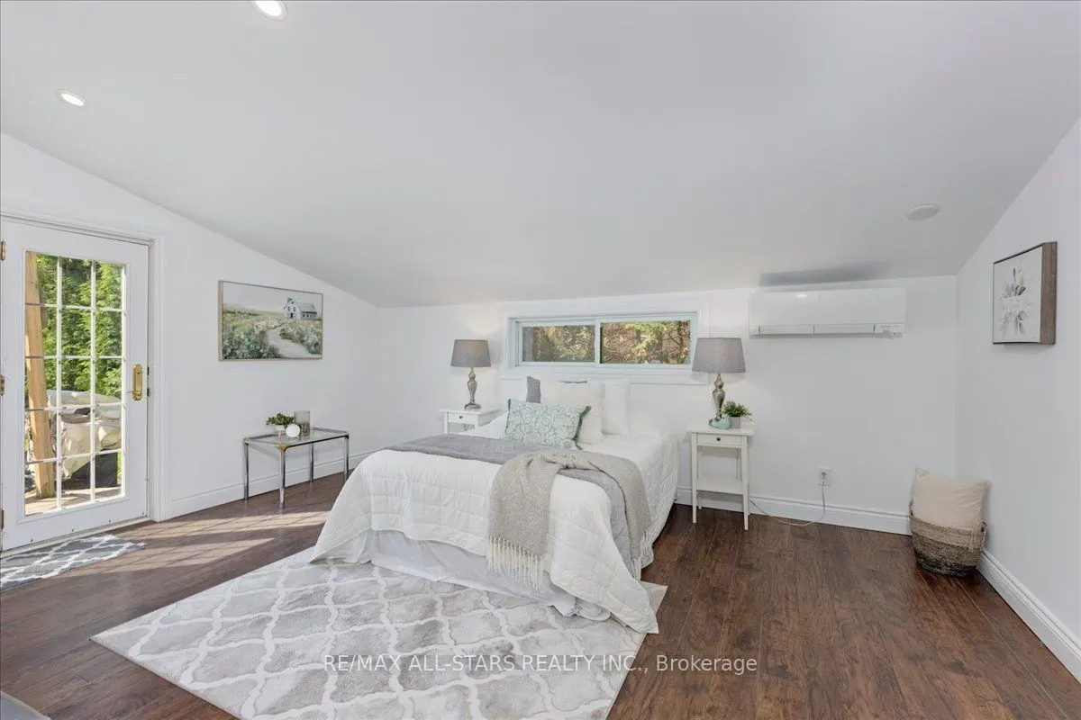 35 Lake Drive E
