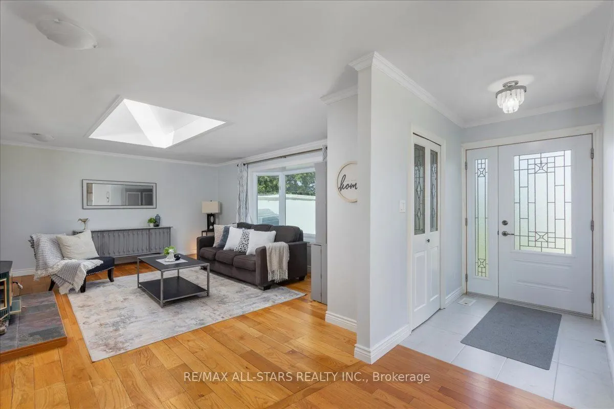 35 Lake Drive E