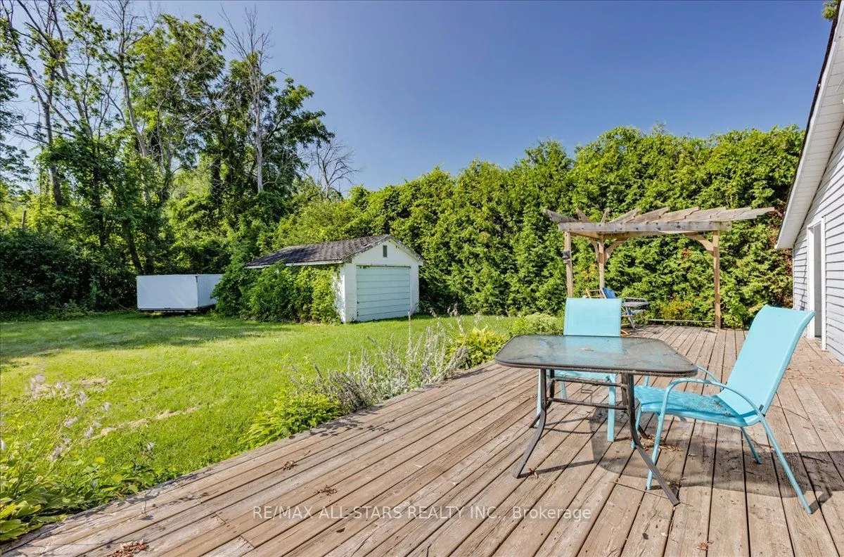 35 Lake Drive E