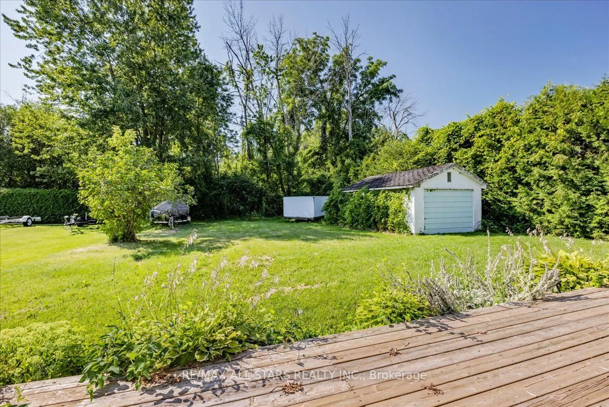35 Lake Drive E
