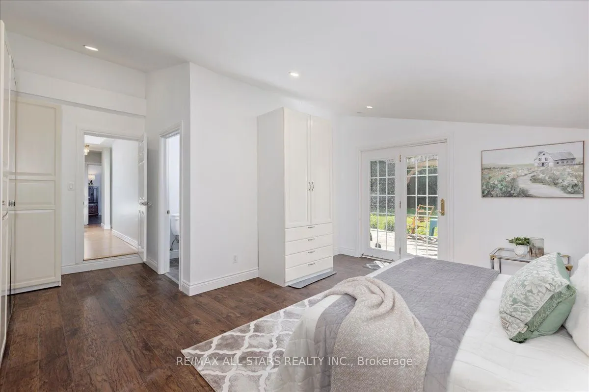 35 Lake Drive E