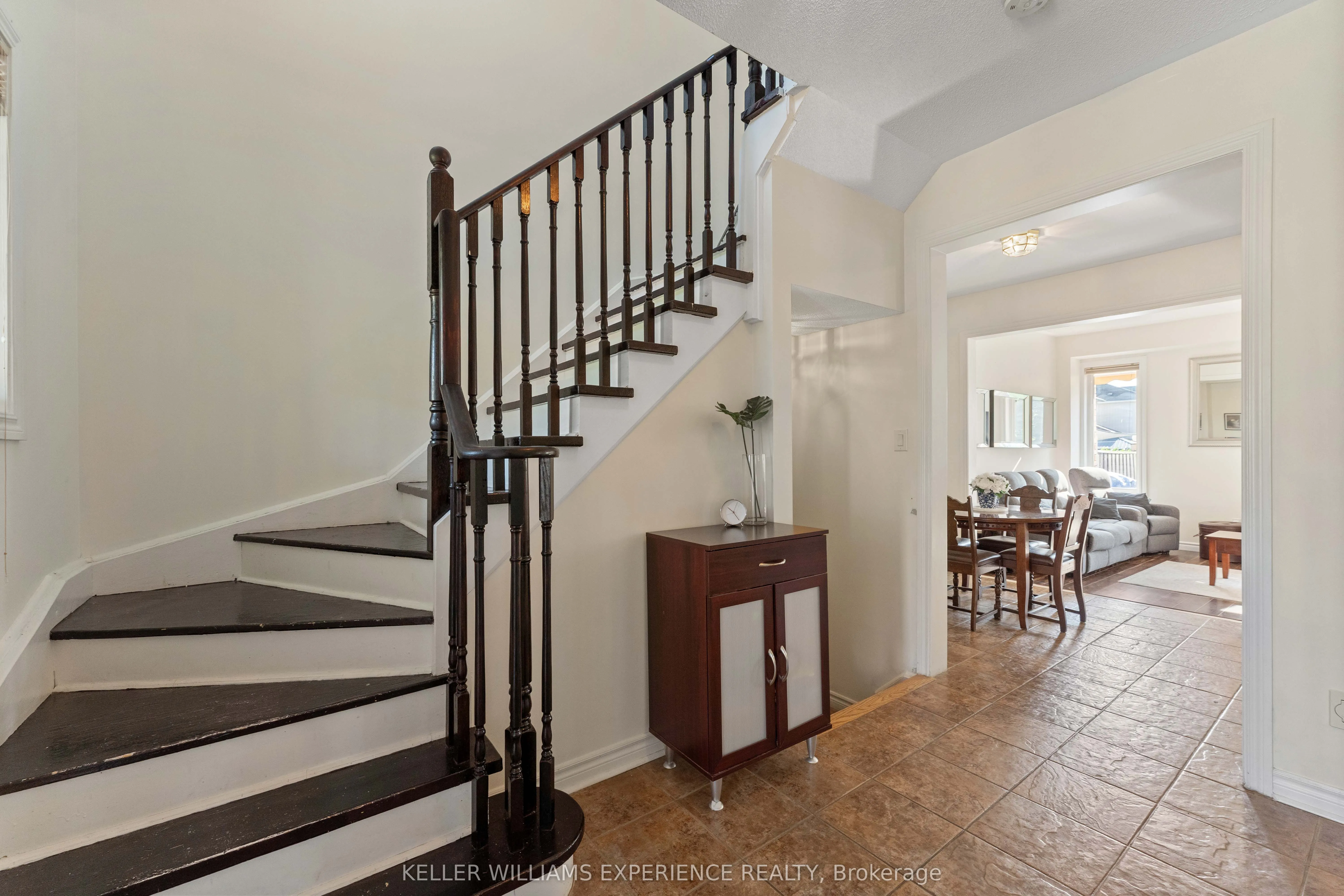 110 COLLIER Crescent