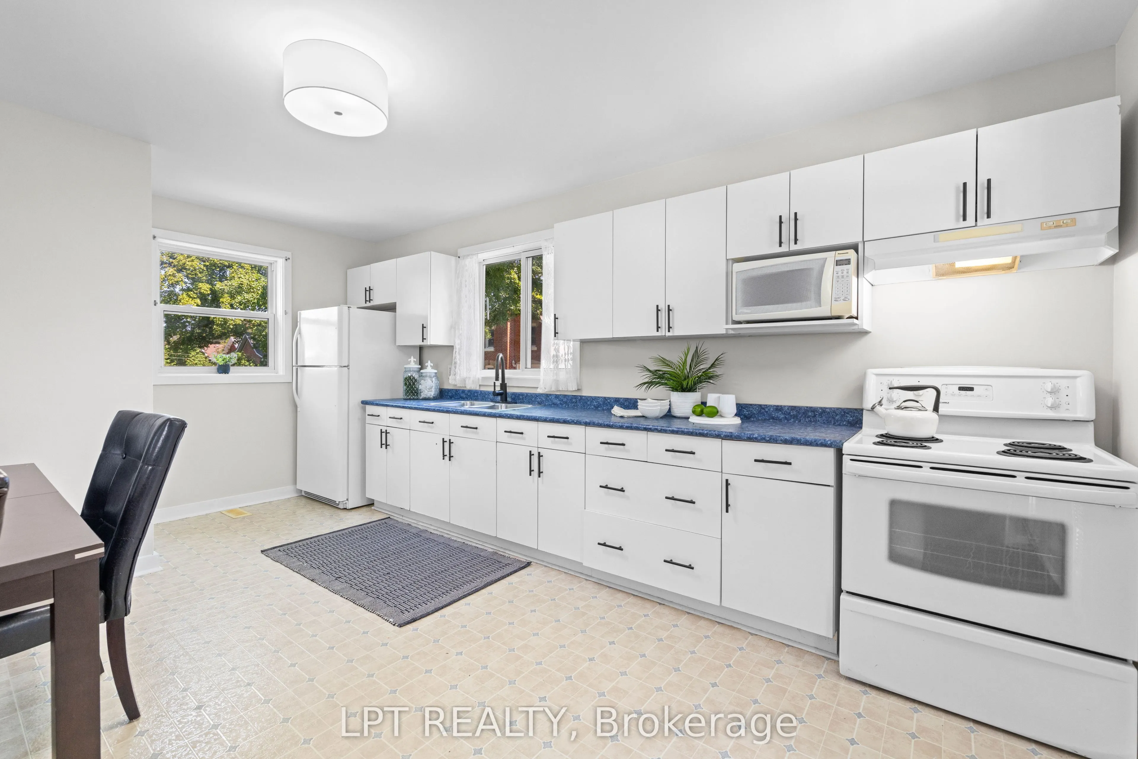 77 Munro St West Street W