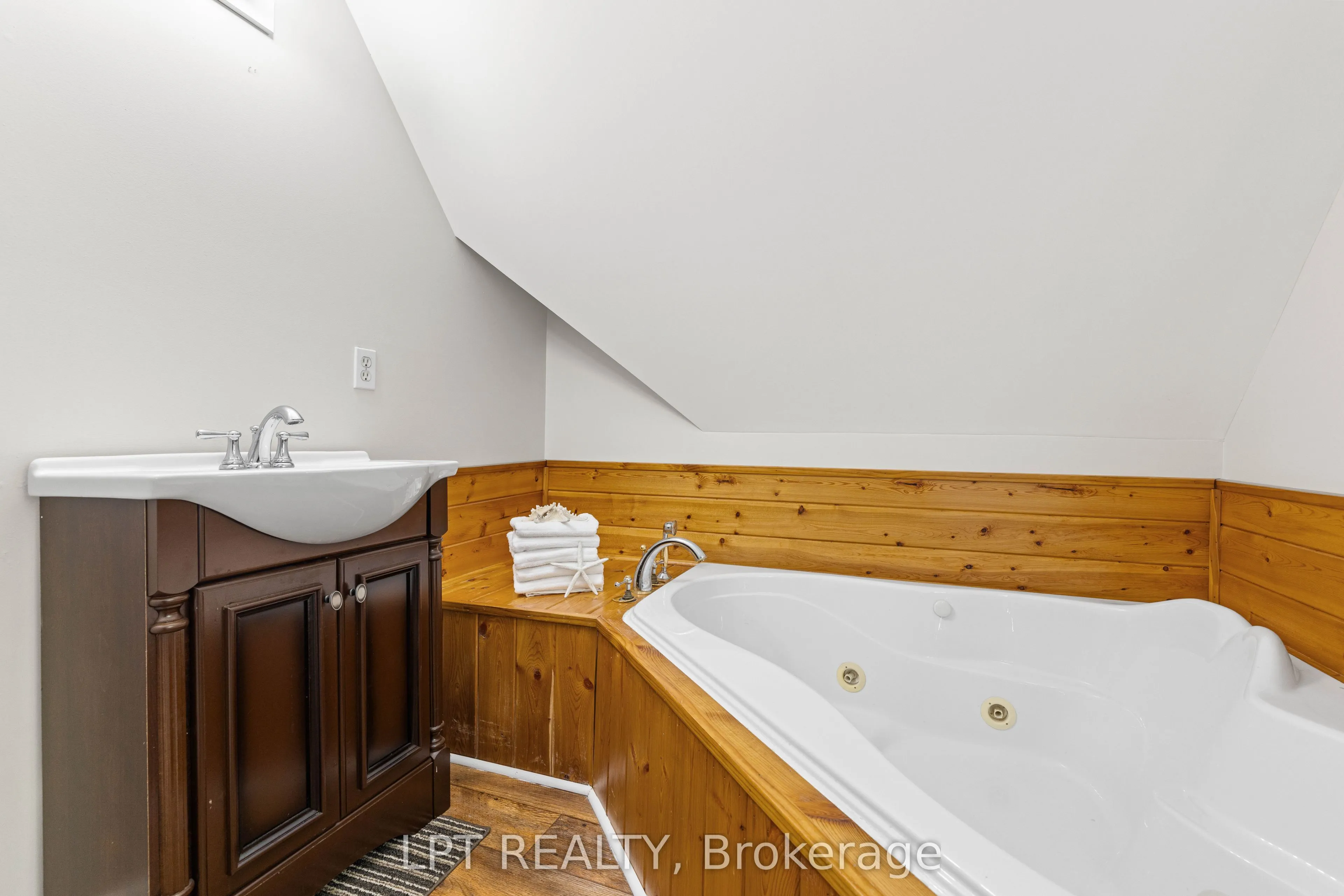 77 Munro St West Street W