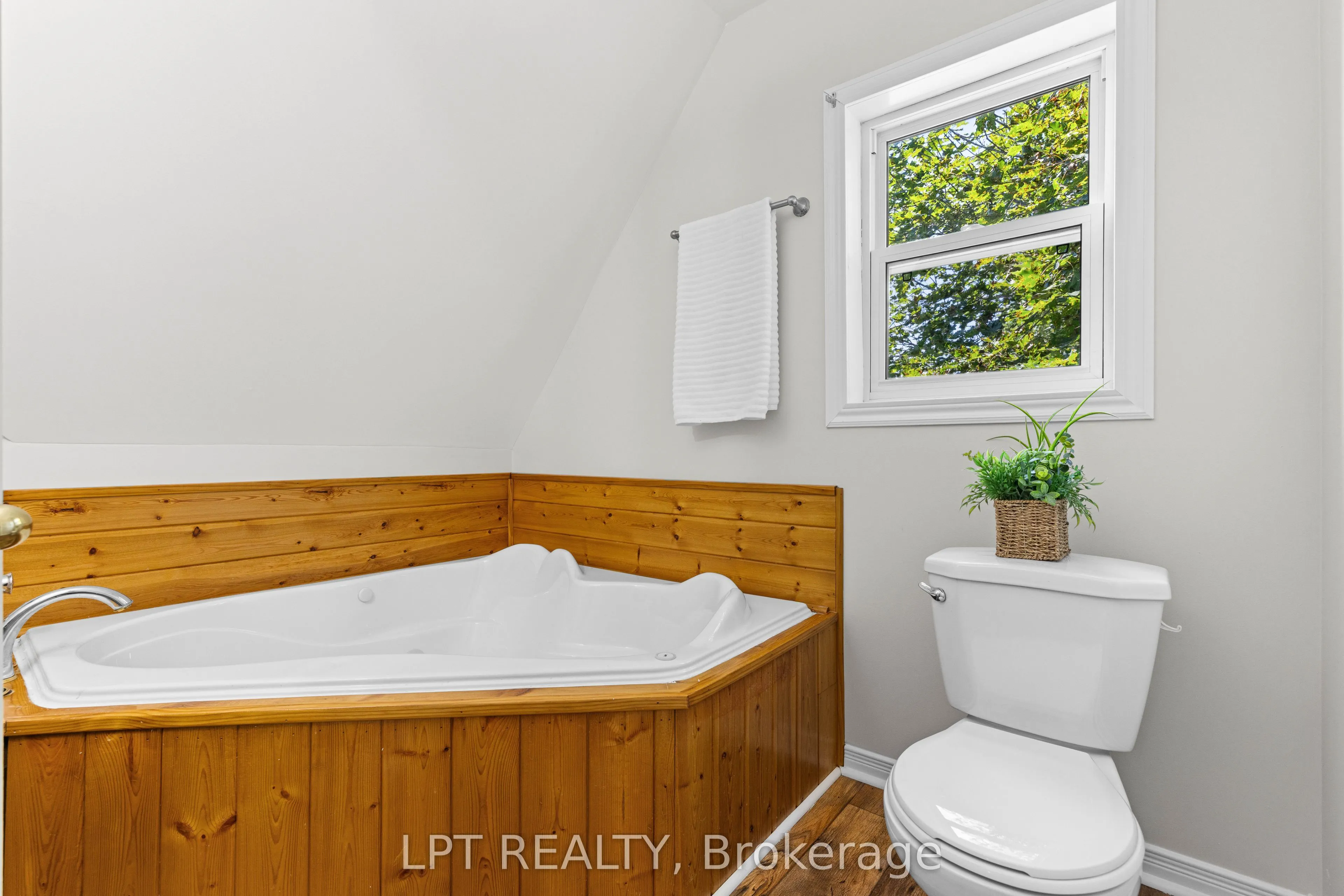 77 Munro St West Street W