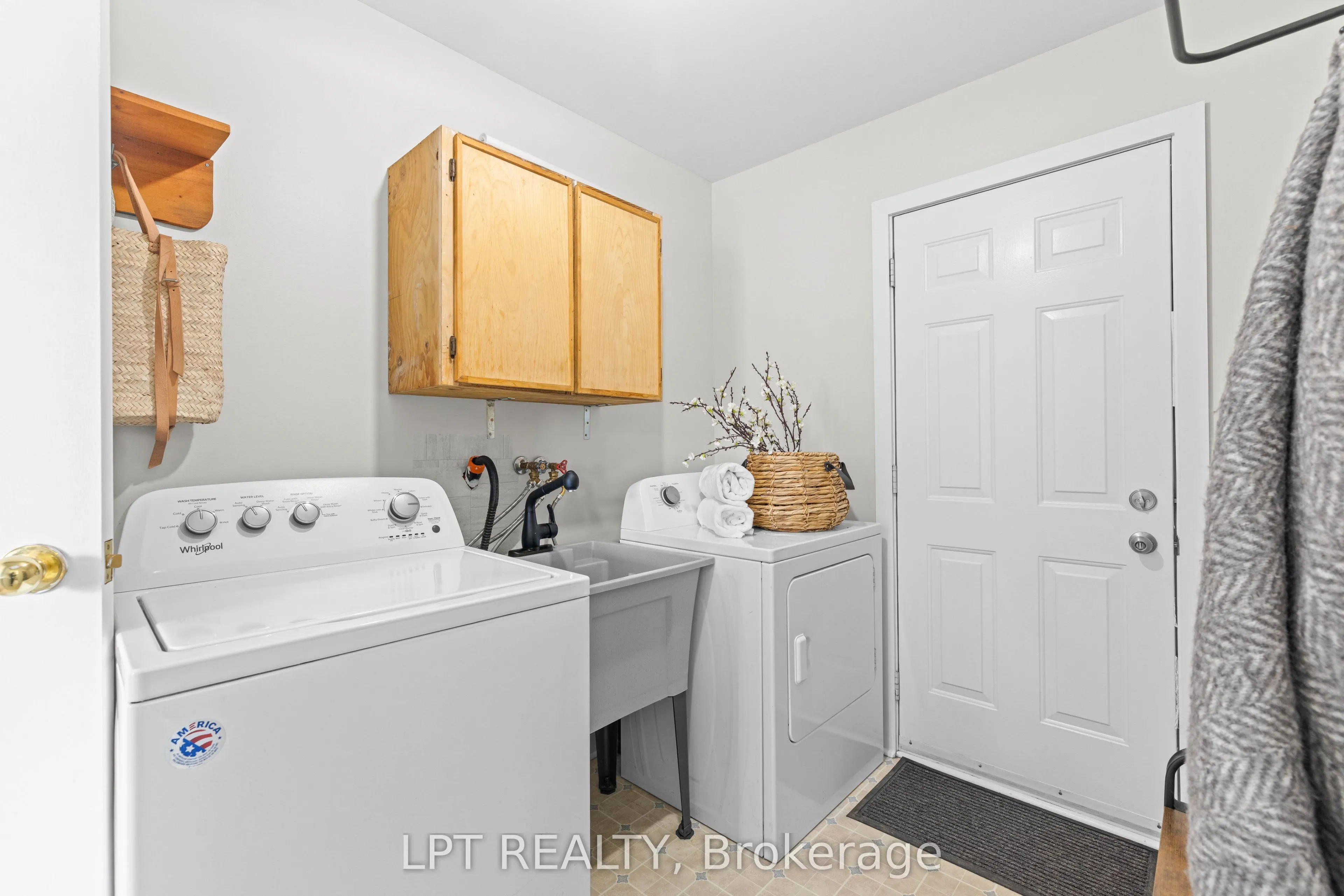 77 Munro St West Street W
