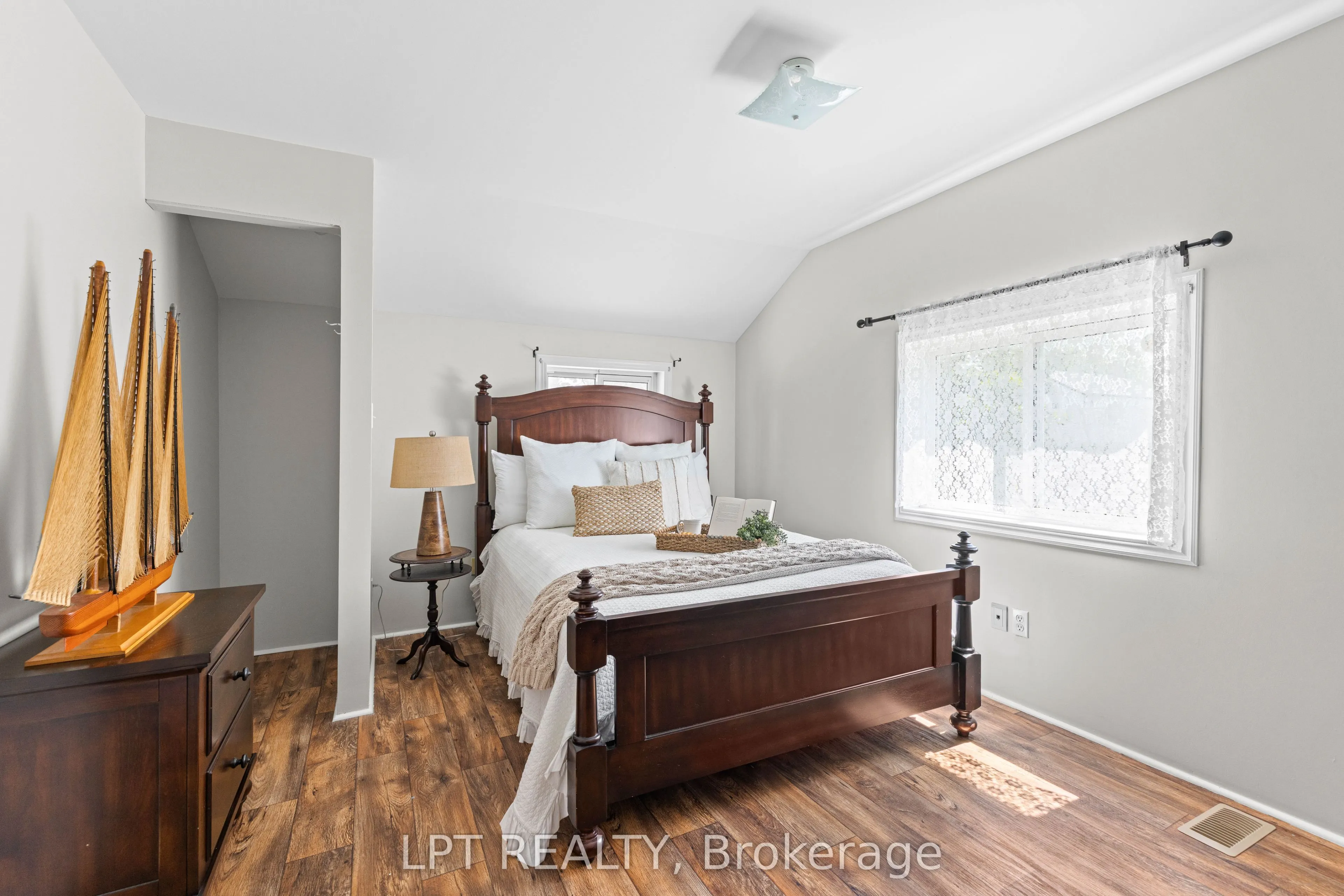 77 Munro St West Street W