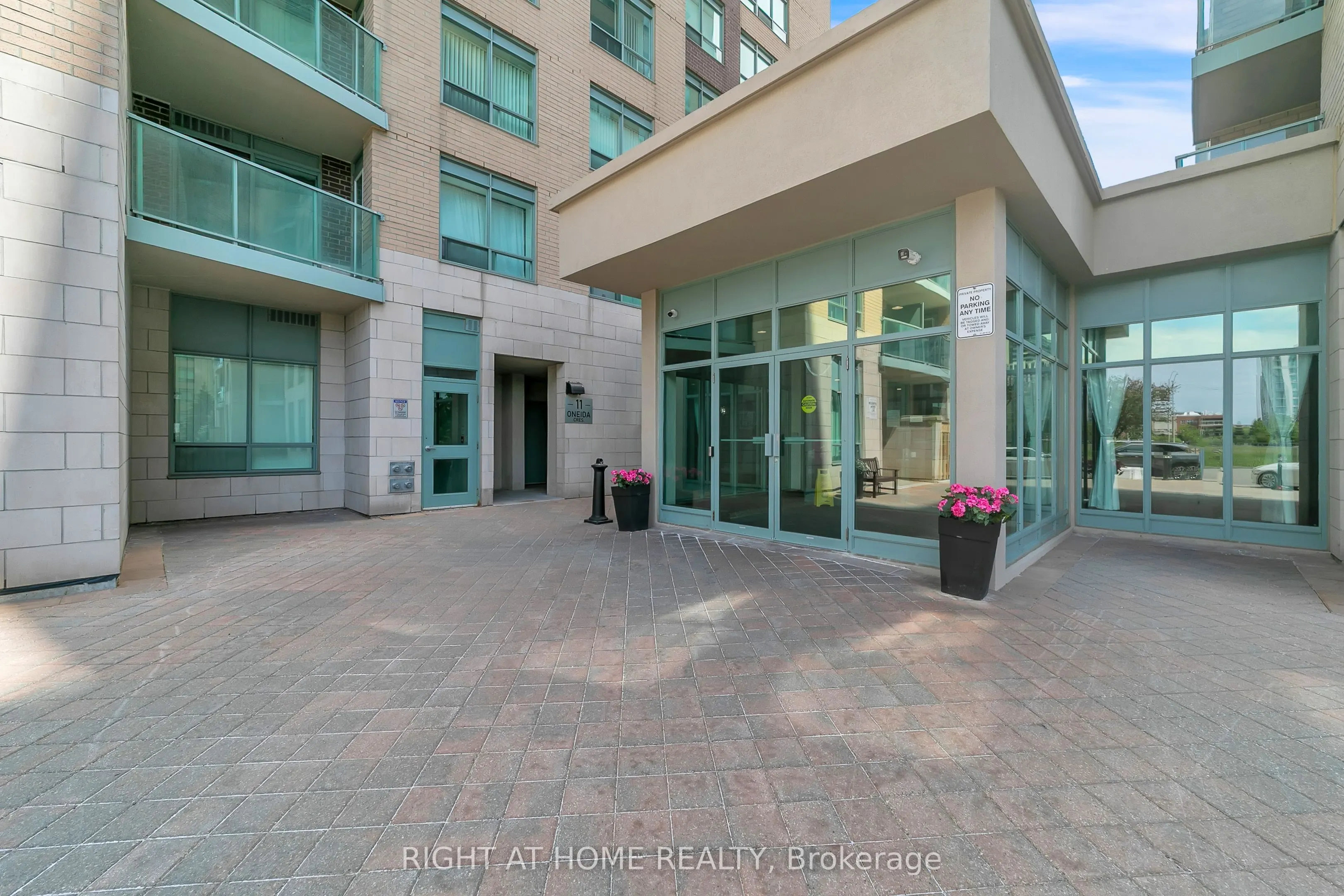 11 Oneida Crescent #1202