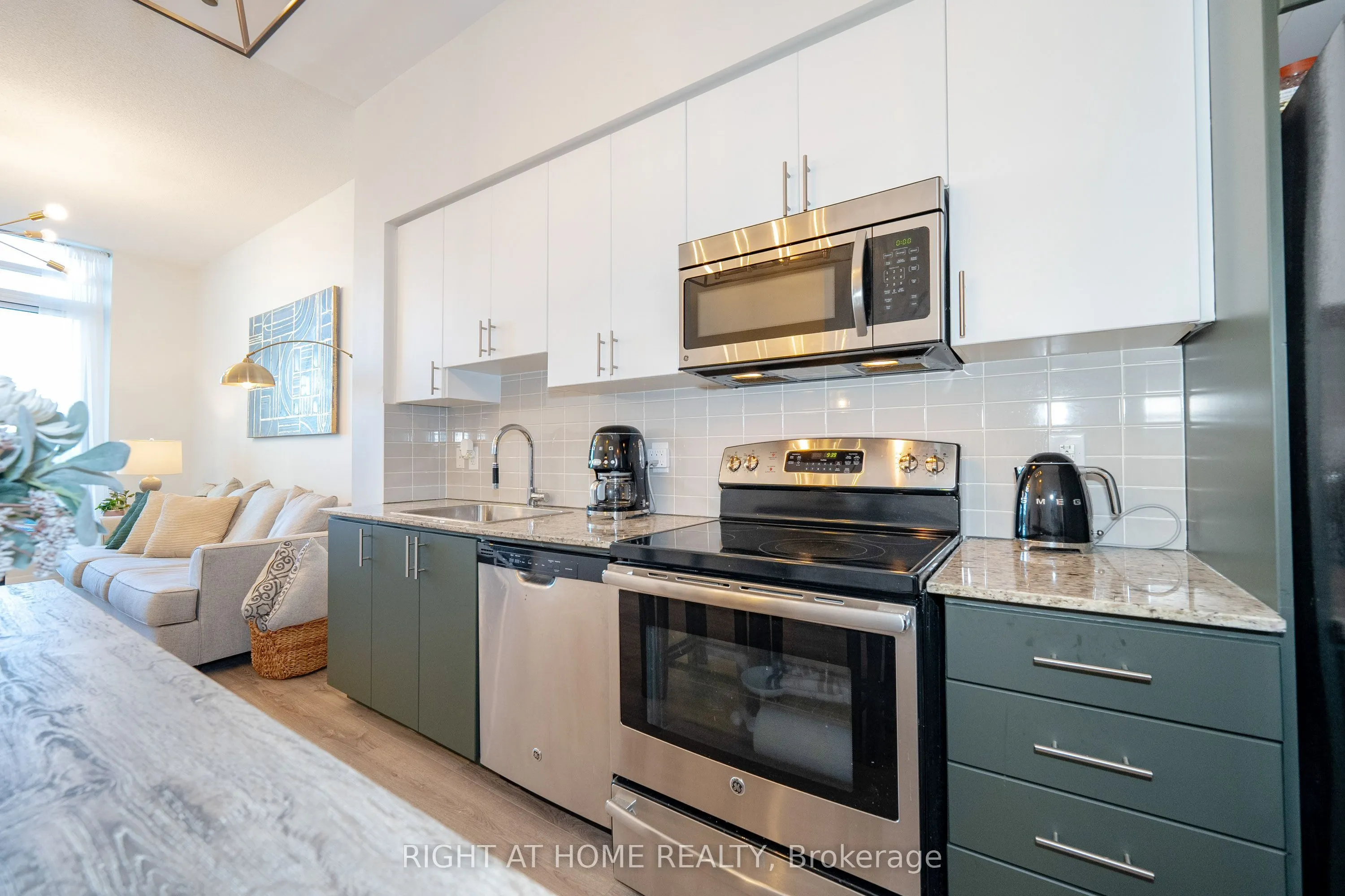 7171 Yonge Street #306