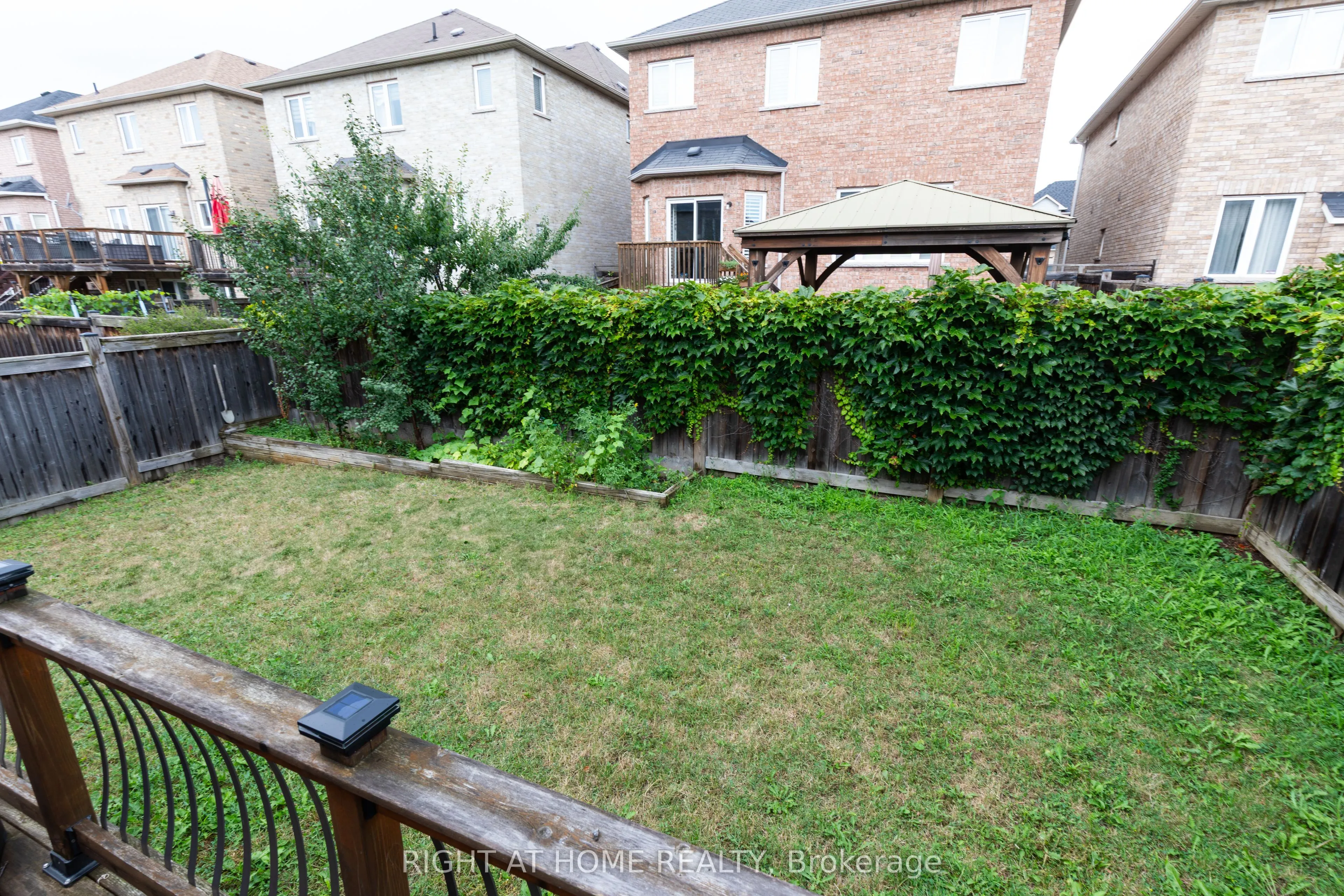182 Maurier Boulevard